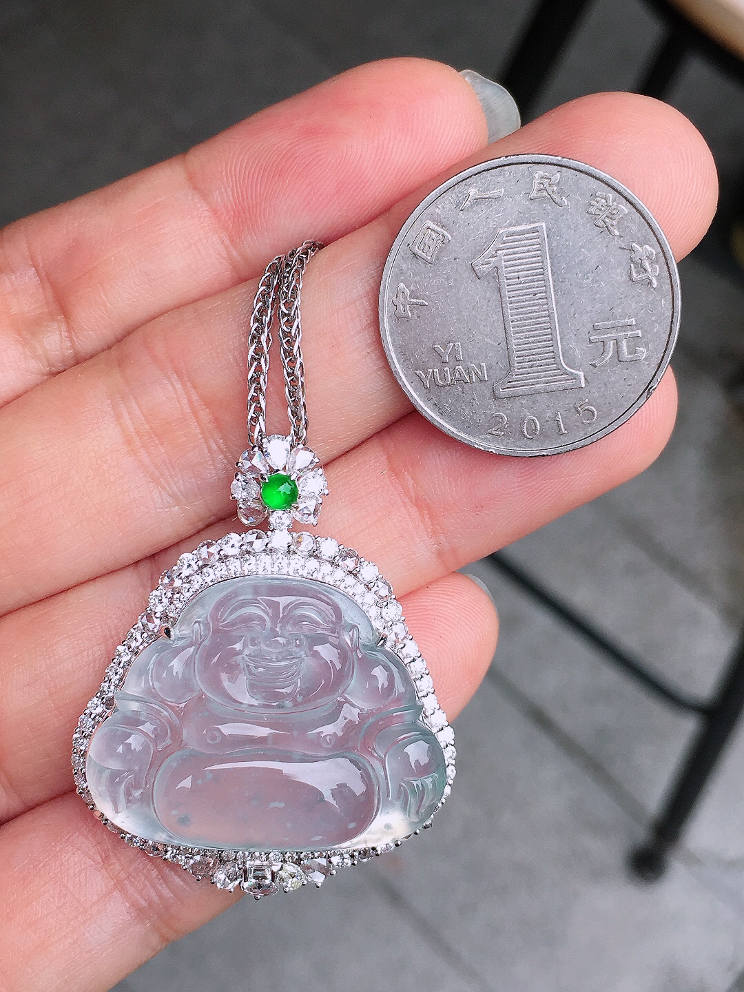 冰飘花佛公吊坠，色泽艳丽，玉质细腻，荧光感超
强，饱满圆润，尽显优雅气质，18k
金豪华镶嵌