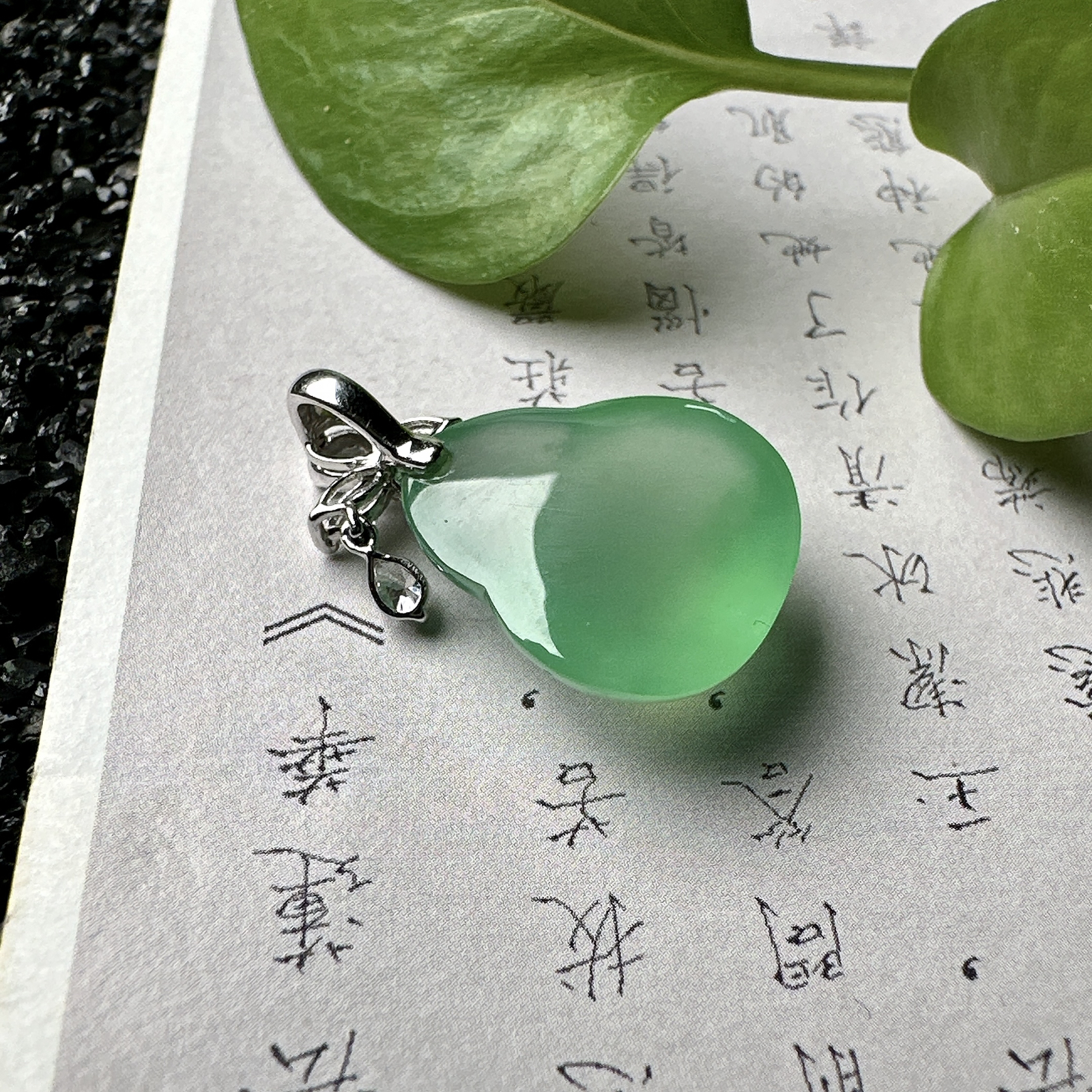 【冰种飘绿葫芦吊坠】质地细腻清爽，荧光感强烈，起刚光强烈，18K金钻镶嵌，裸石尺寸18*14.8*7毫米