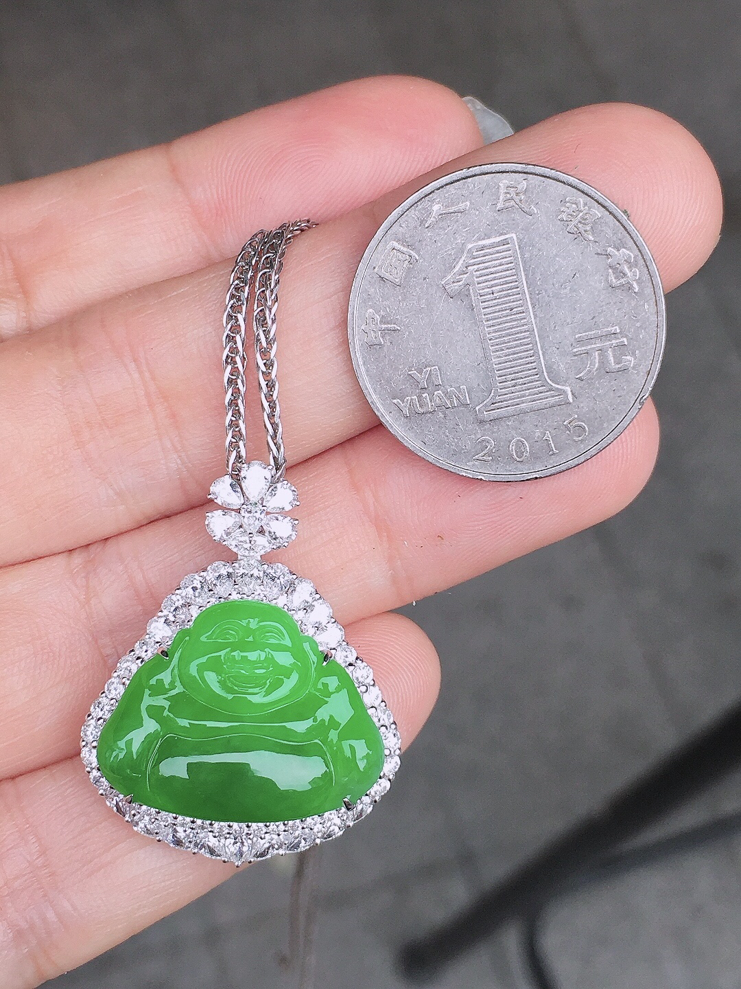 阳绿佛公吊坠，色泽均匀艳丽，玉质细腻，荧光感超
强，饱满圆润，尽显优雅气质，18k
金豪华镶嵌