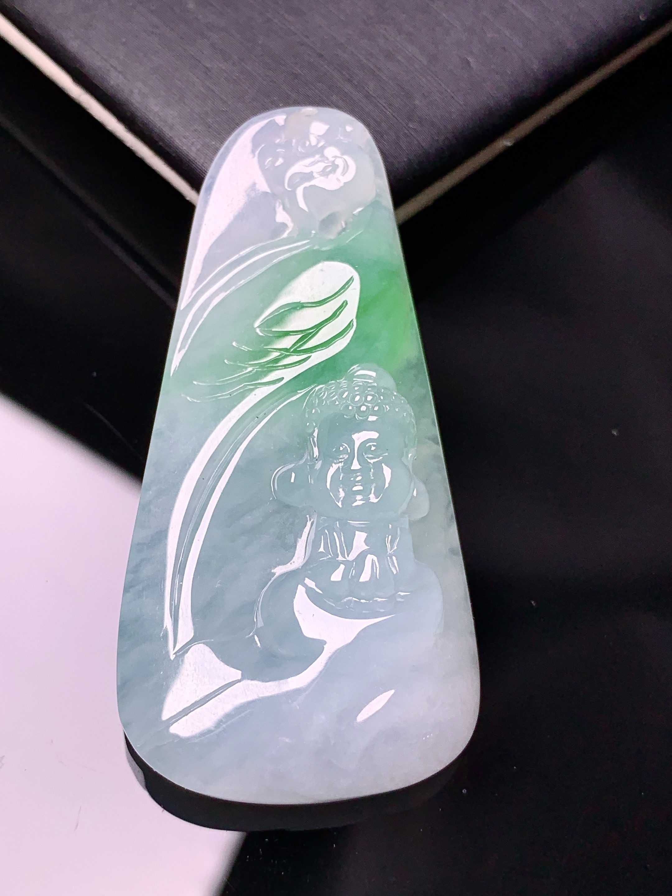 18k金钻镶嵌飘绿宝宝佛公吊坠 玉质细腻 色泽艳丽清新 水润亮眼 整体尺寸49.2*24.2*8.5w1