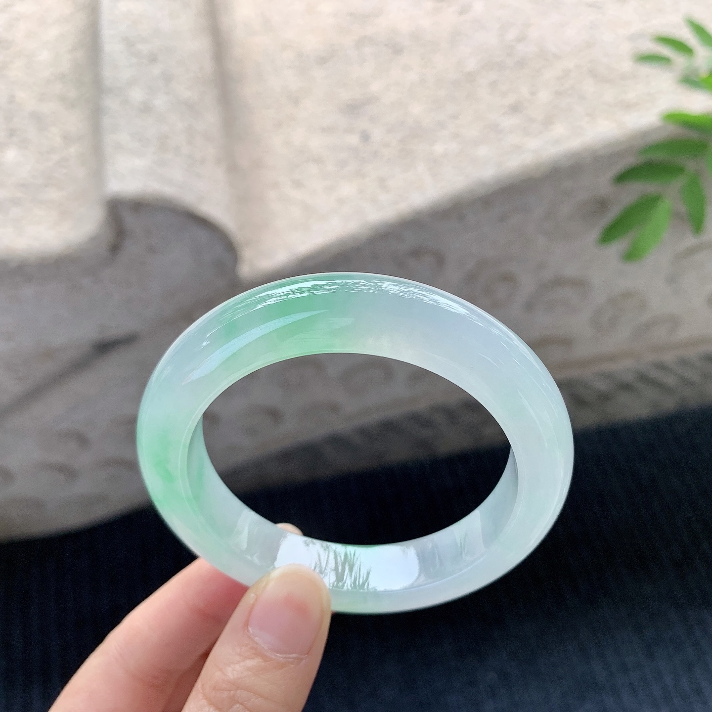 正圈53 54【圈口】54.2/11.6/9.5【】喜询【编码】G6120512【描述】冰飘绿，清透，水润，种老，细腻，打灯有絮线