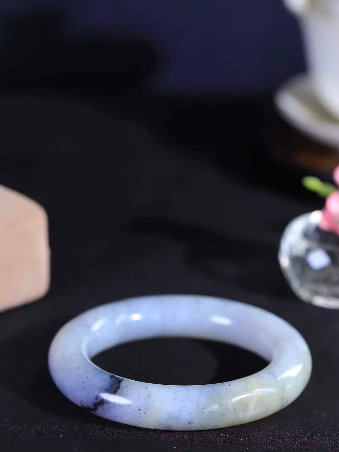 【籽.水墨风情.手镯】

新疆和田籽料青花圆条手镯 玉质细腻饱满，镯型大气，脂感油润。青花晕染轻淌，