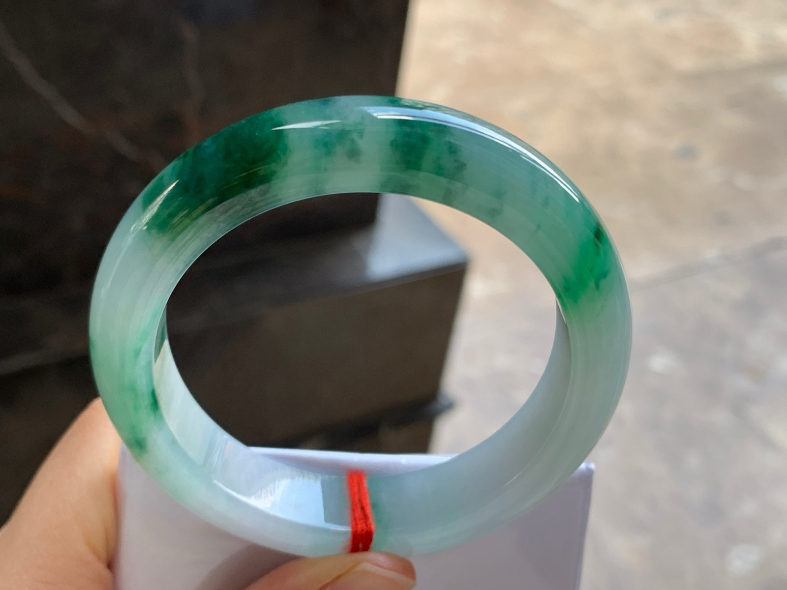 55-13.2-9.3

绿色手镯^_^鲜艳 玉质细腻