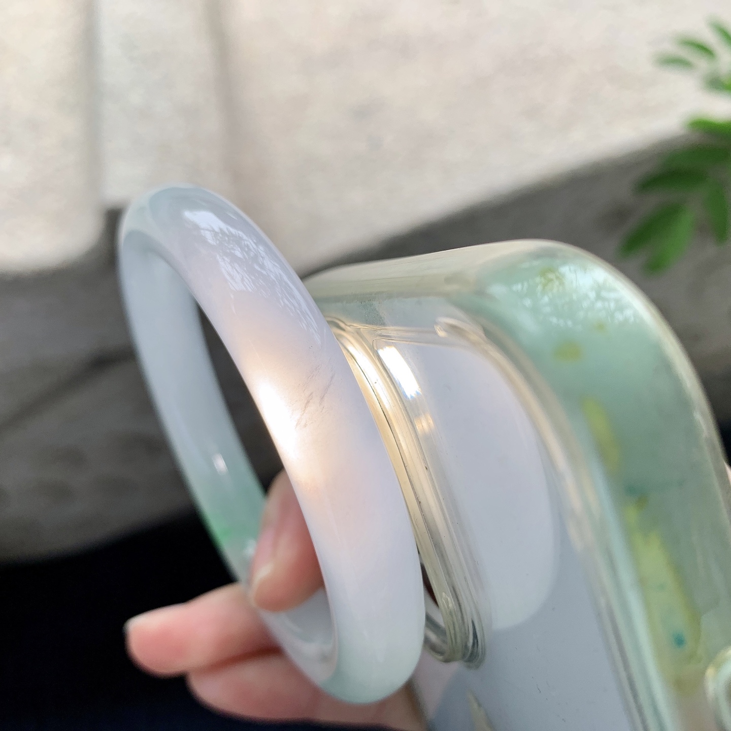 圆条54 55【圈口】55.7/10.5/10.2【】喜询【编码】HT120502【描述】冰种飘绿，清透，水润，种老，细腻，打灯有棉絮