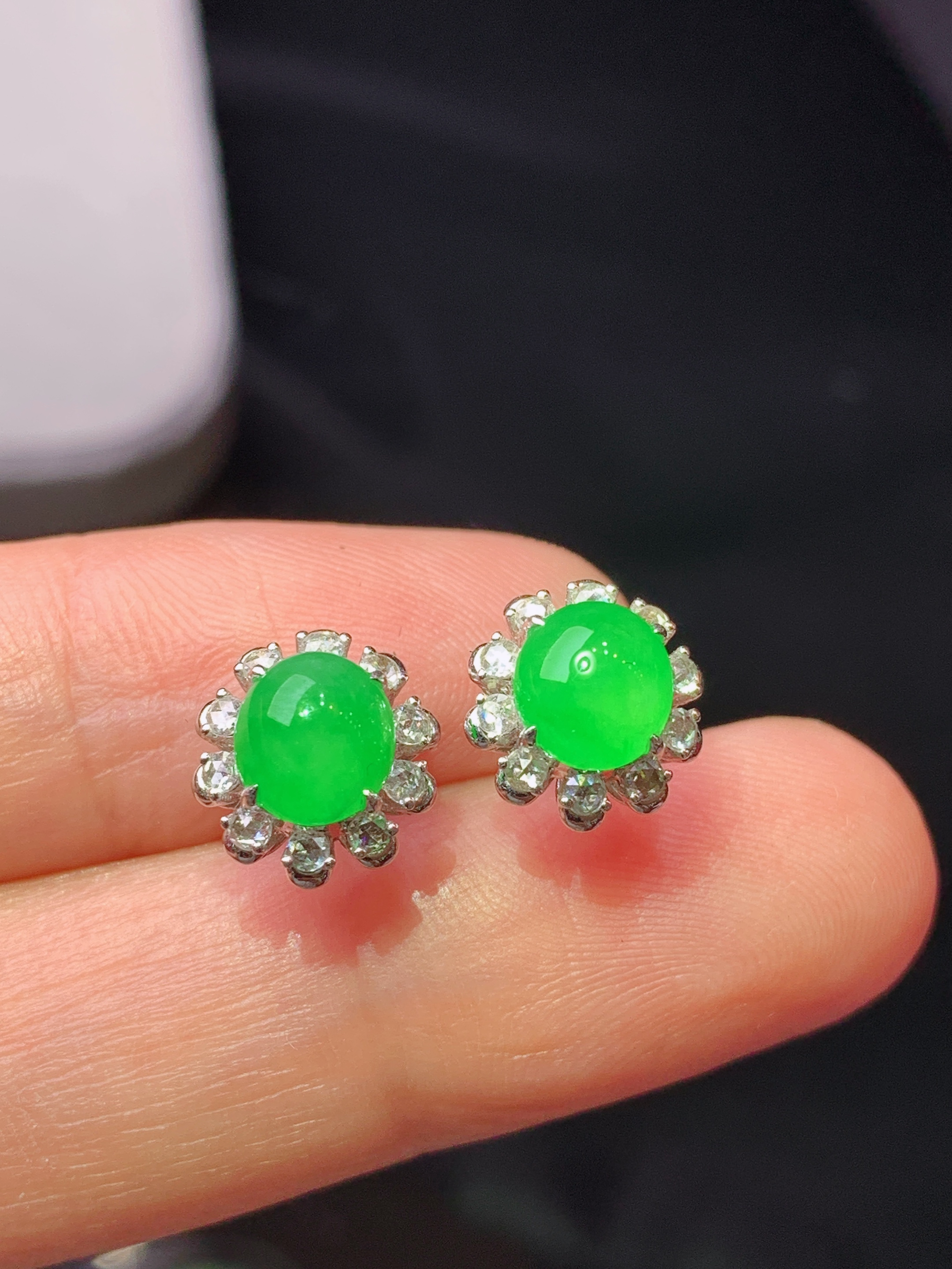 18k金钻镶嵌满绿蛋面耳钉 玉质细腻 色泽艳丽清新 水润亮眼 整体尺寸10*9.5*7b2