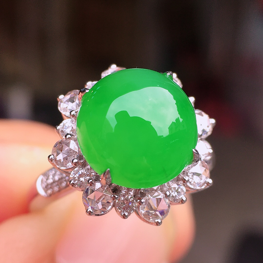 阳绿蛋面戒指，色泽均匀艳丽，玉质细腻，荧光感超
强，饱满圆润，尽显优雅气质，18k
金豪华镶嵌