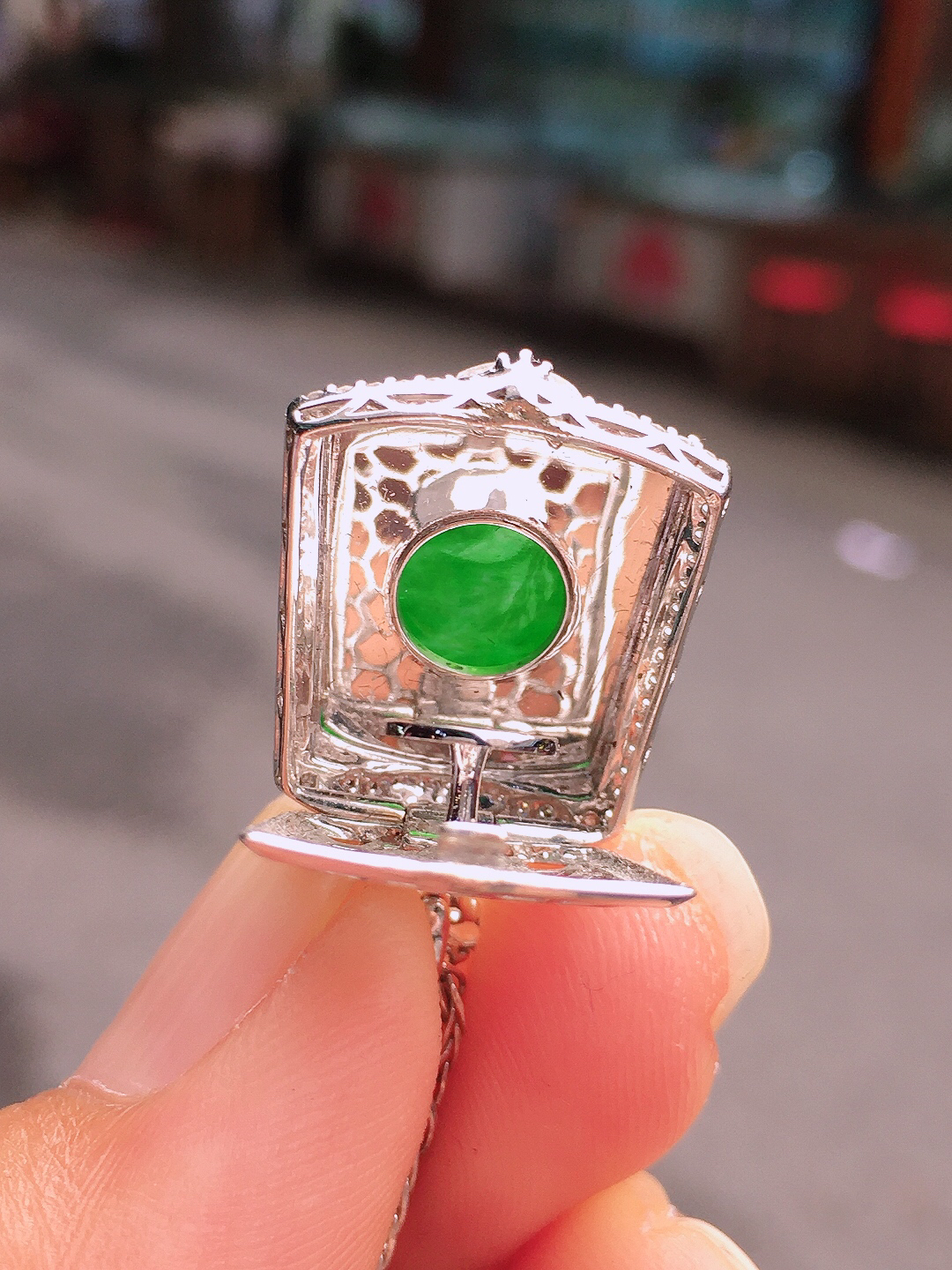 阳绿无事牌吊坠，色泽均匀艳丽，玉质细腻，荧光感超
强，饱满圆润，尽显优雅气质，18k
金豪华镶嵌