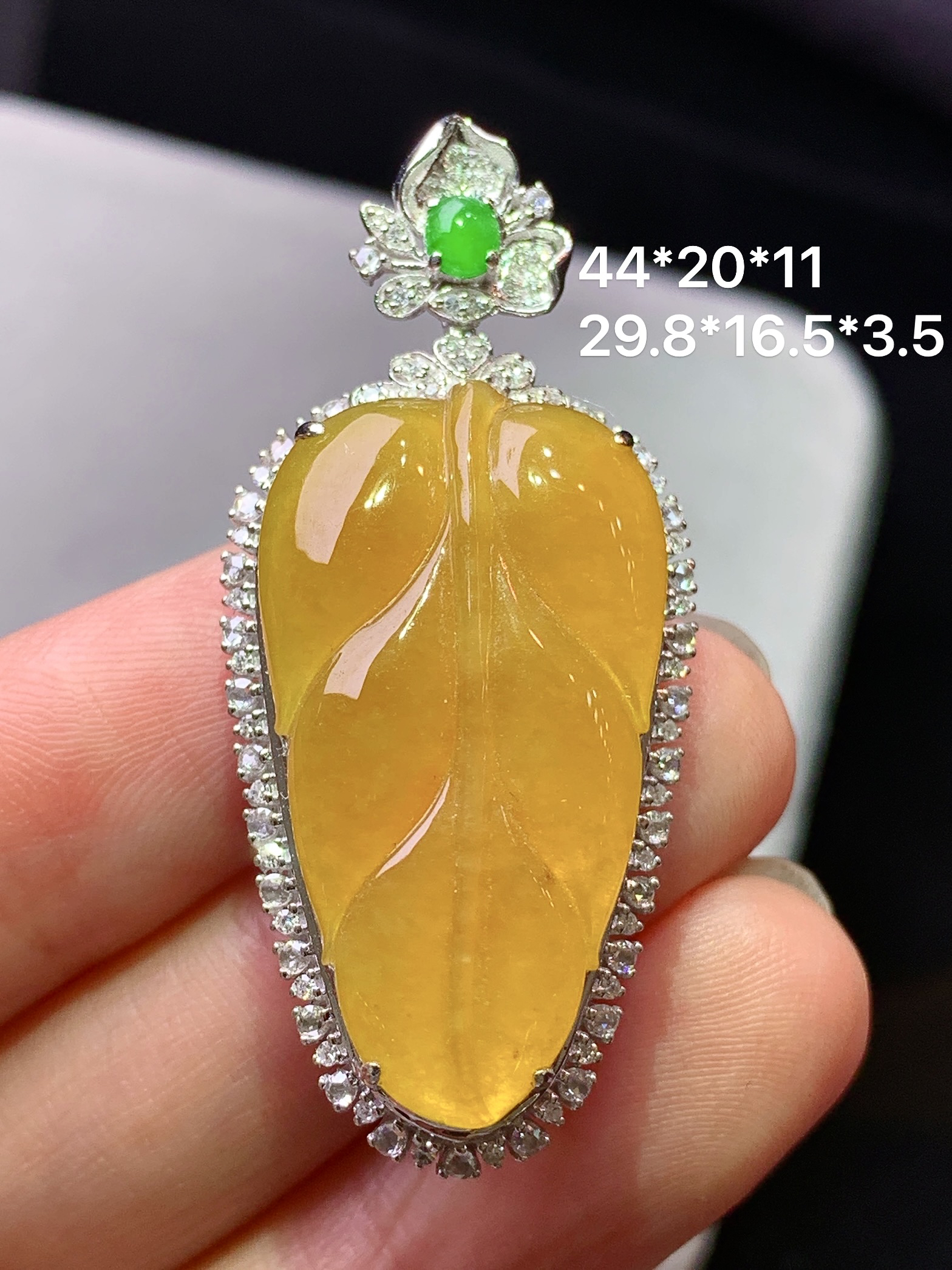 18k金钻镶嵌黄翡树叶吊坠 玉质细腻 色泽艳丽清新 水润亮眼 整体尺寸44*20*11a1