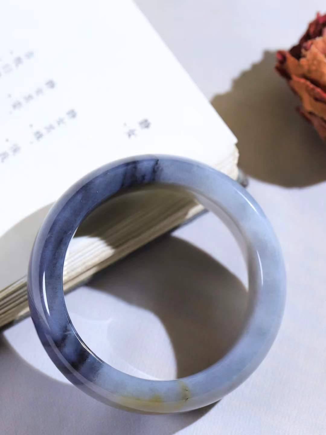 【籽.水墨风情.手镯】

新疆和田籽料青花手镯 玉质细腻饱满，镯型大气，脂感油润。青花晕染轻淌，让人迷醉其中，就如身在云雾飘渺的群山之中，雾气升腾～重110.2克 尺寸57.5-20.5-10.2mm FDA-77112900