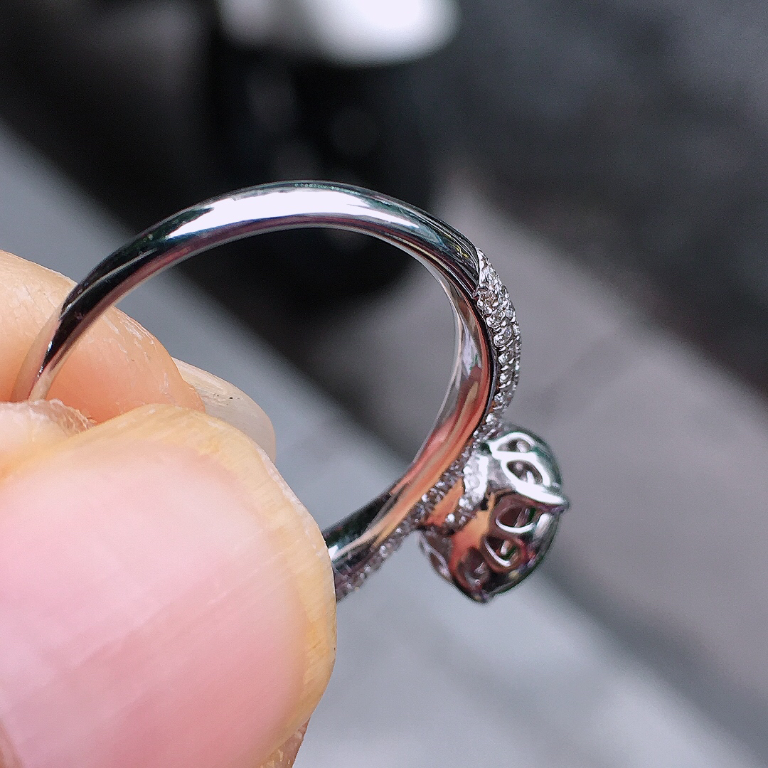 阳绿蛋面戒指，色泽均匀艳丽，玉质细腻，荧光感超
强，饱满圆润，尽显优雅气质，18k
金豪华镶嵌