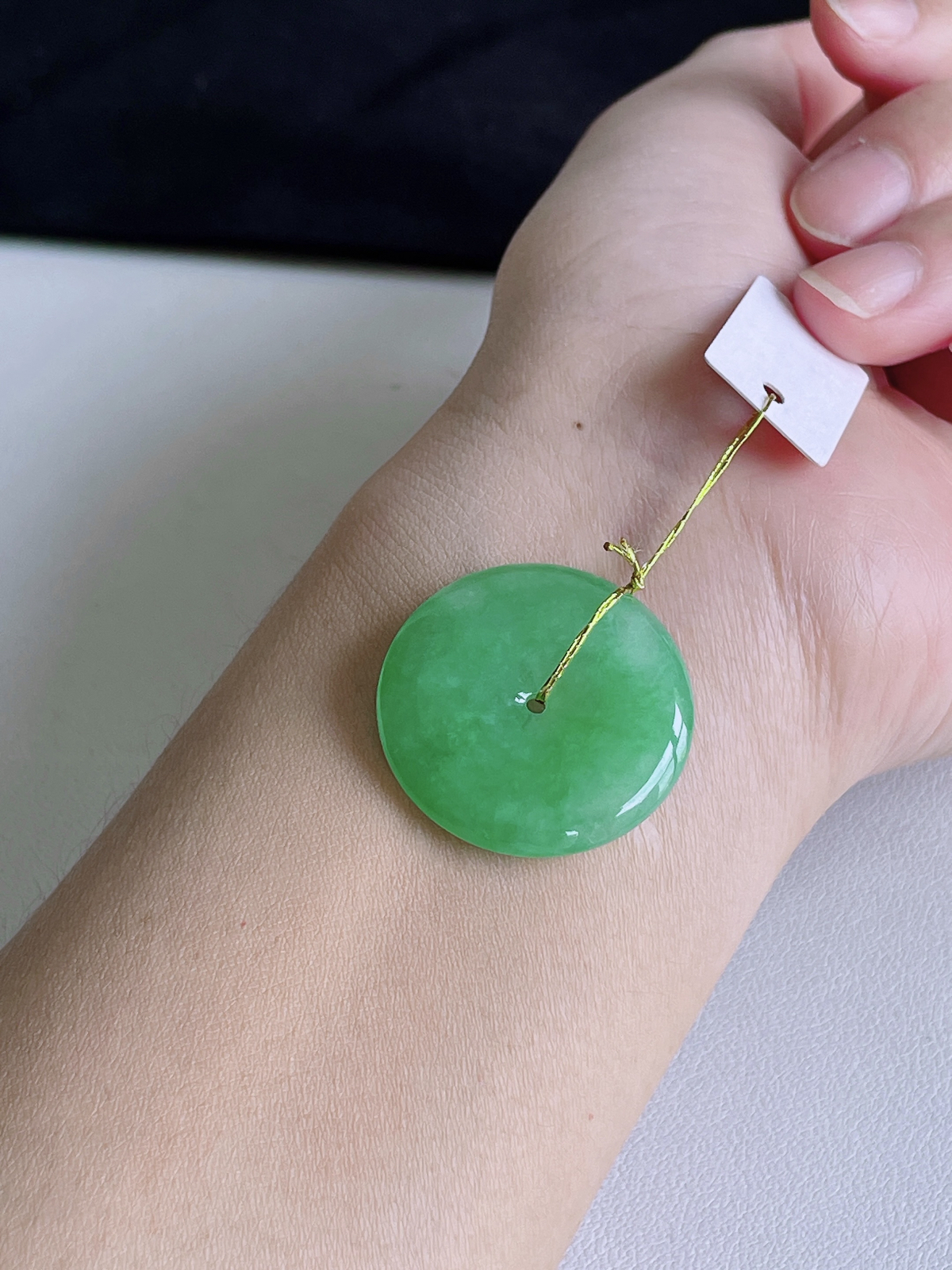 【裸石】冰阳绿平安扣吊坠
【说明】缅料 性价比高  
【尺寸】29-4.6.