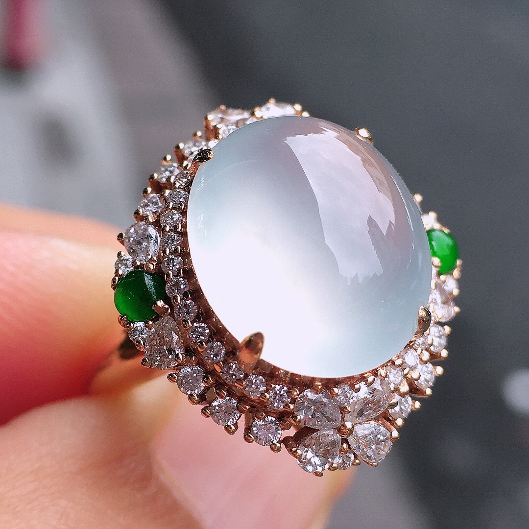 冰种蛋面戒指，玉质细腻，荧光感超
强，饱满圆润，尽显优雅气质，18k
金豪华镶嵌