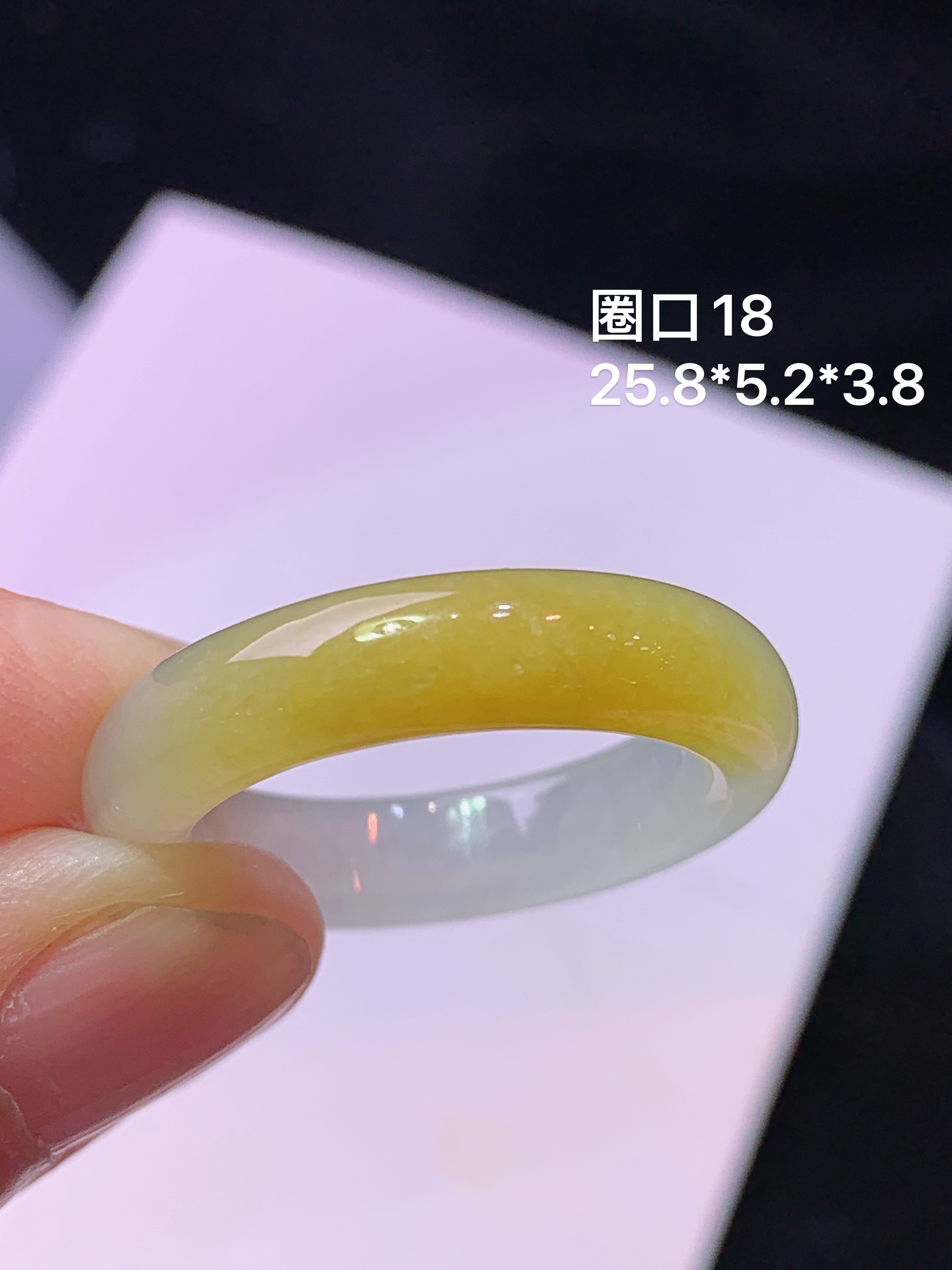 飘黄翡指环 玉质细腻 色泽艳丽清新 水润亮眼 圈口18 整体尺寸25.8*5.2*3.8w1
