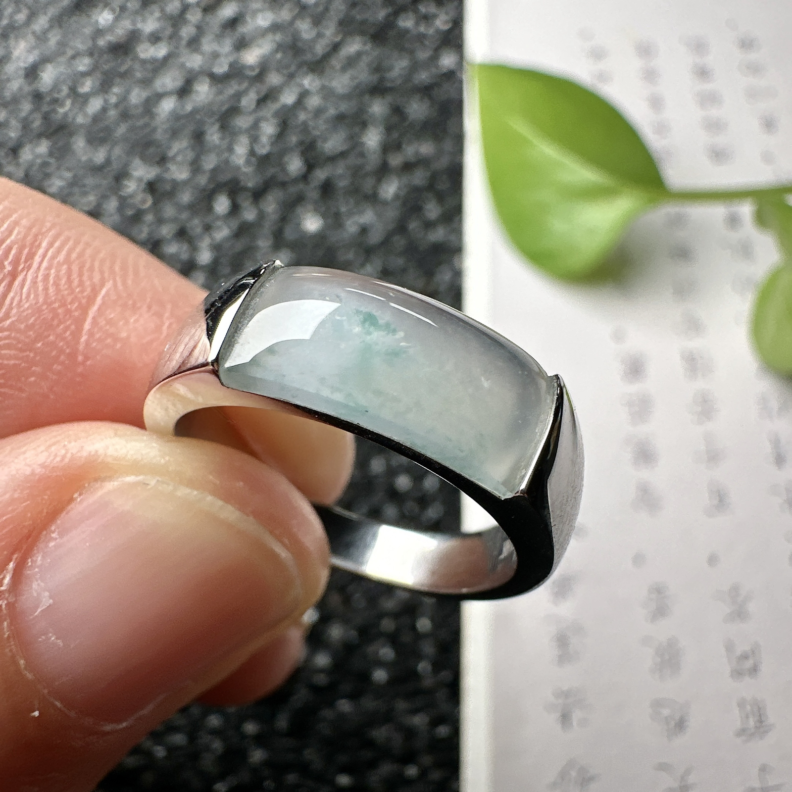 【冰种飘花马鞍戒指】种水上乘，晶莹剔透，纯净通透，18k金钻精美镶嵌，裸石尺寸14*6.2*2.5毫米，圈口可改