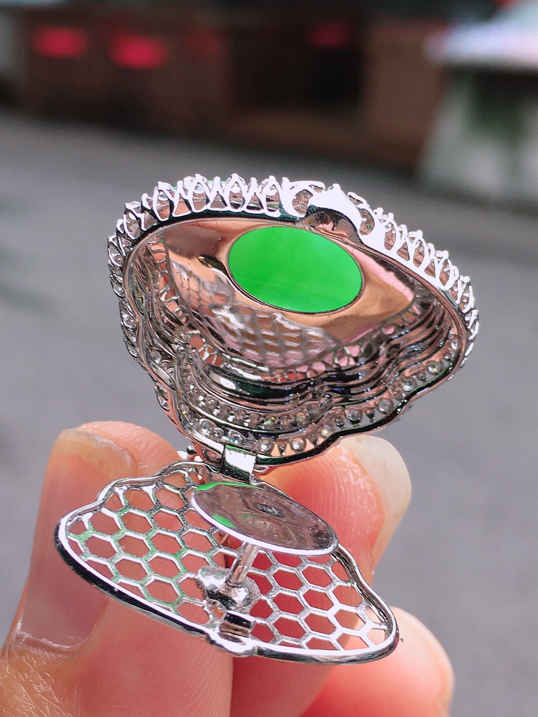 阳绿佛公吊坠，色泽均匀艳丽，玉质细腻，荧光感超
强，饱满圆润，尽显优雅气质，18k
金豪华镶嵌