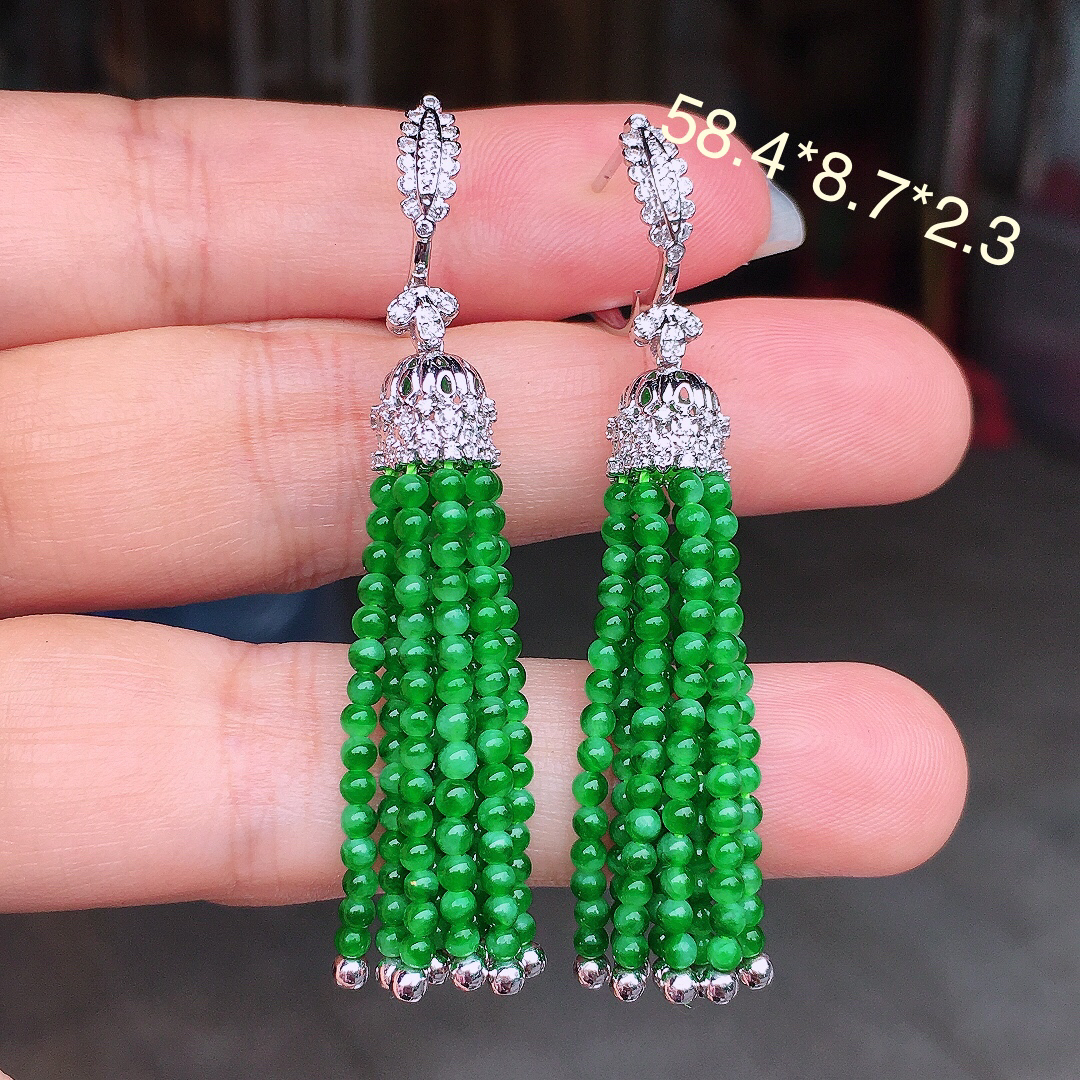 阳绿珠子耳坠，色泽均匀艳丽，玉质细腻，荧光感超
强，饱满圆润，尽显优雅气质，18k
金豪华镶嵌