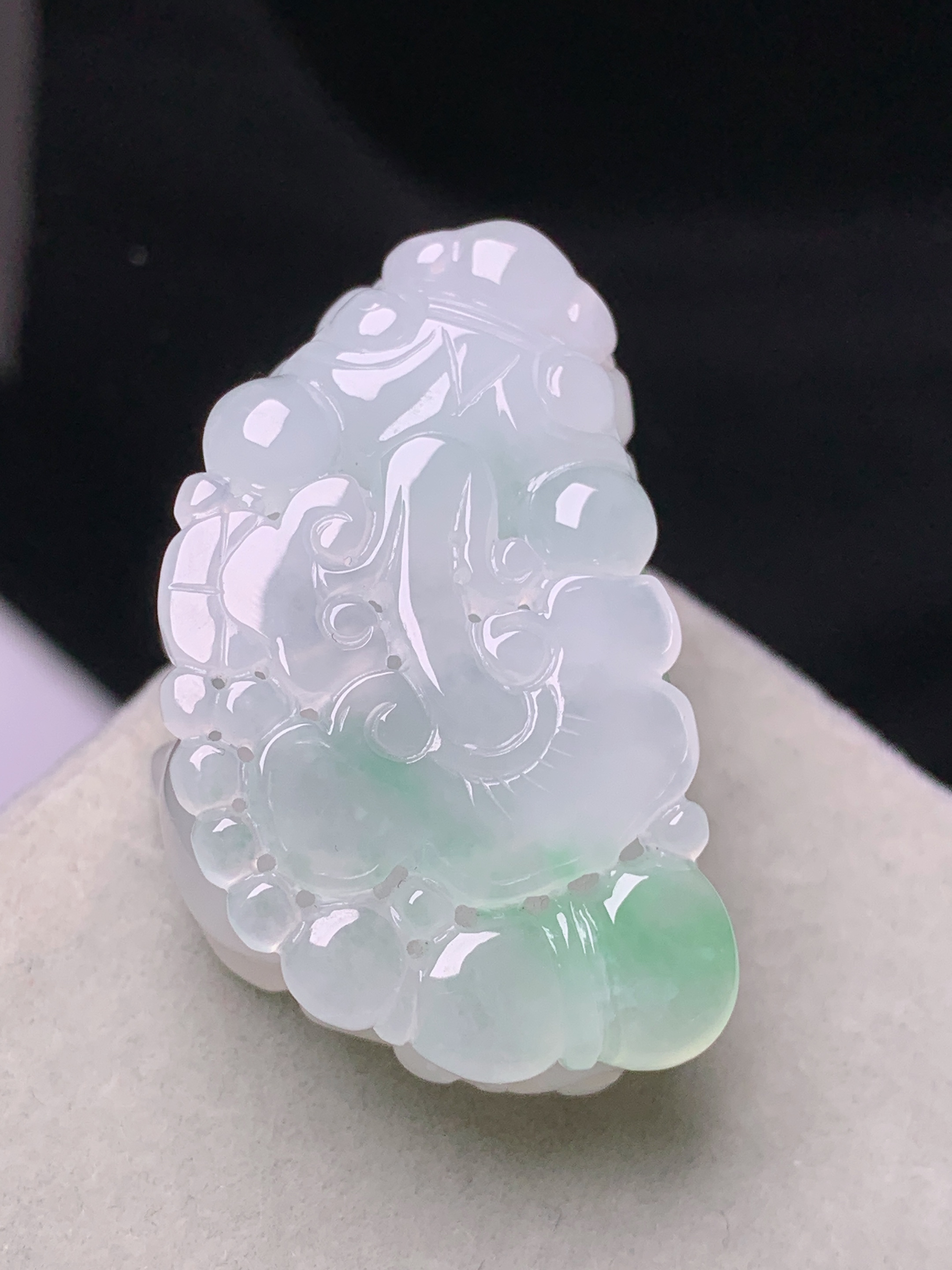 飘绿貔貅吊坠 玉质细腻 色泽艳丽清新 水润亮眼 整体尺寸36*21.8*14a2