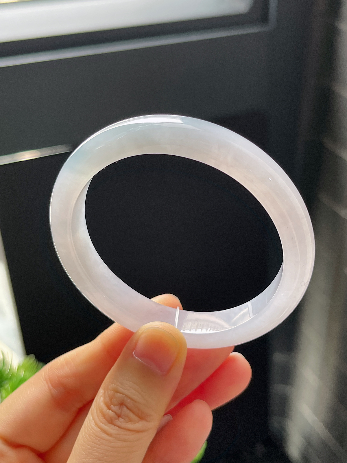 贵妃镯52.5圈口，翡翠冰糯种淡绿色手镯