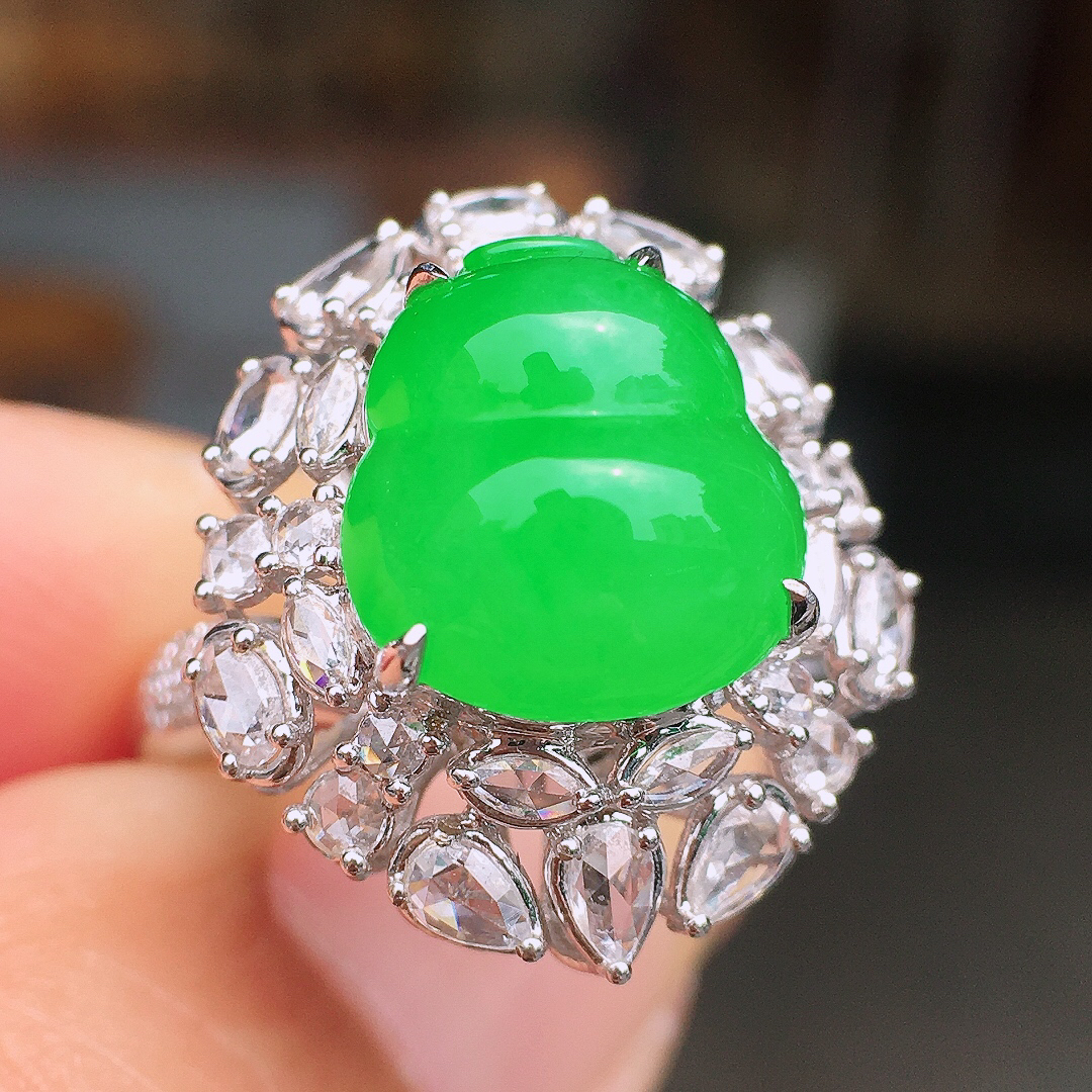 阳绿葫芦戒指/吊坠两用款，色泽均匀艳丽，玉质细腻，荧光感超
强，饱满圆润，尽显优雅气质，18k
金豪华镶嵌