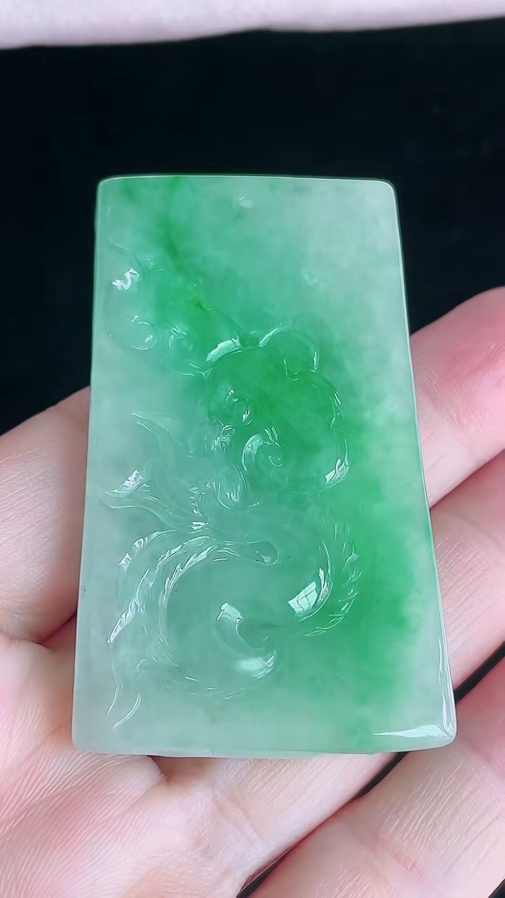 【翡翠名称】老坑种冰飘阳绿龙牌翡翠挂件
【翡翠尺寸】61.3/36/8.5mm
【翡翠描述】宝贝种老水足，玉质细腻，色泽靓丽，性价比高，佩戴效果好！
【其它赠送】权威证书/精美挂绳盒子/支持全国复检