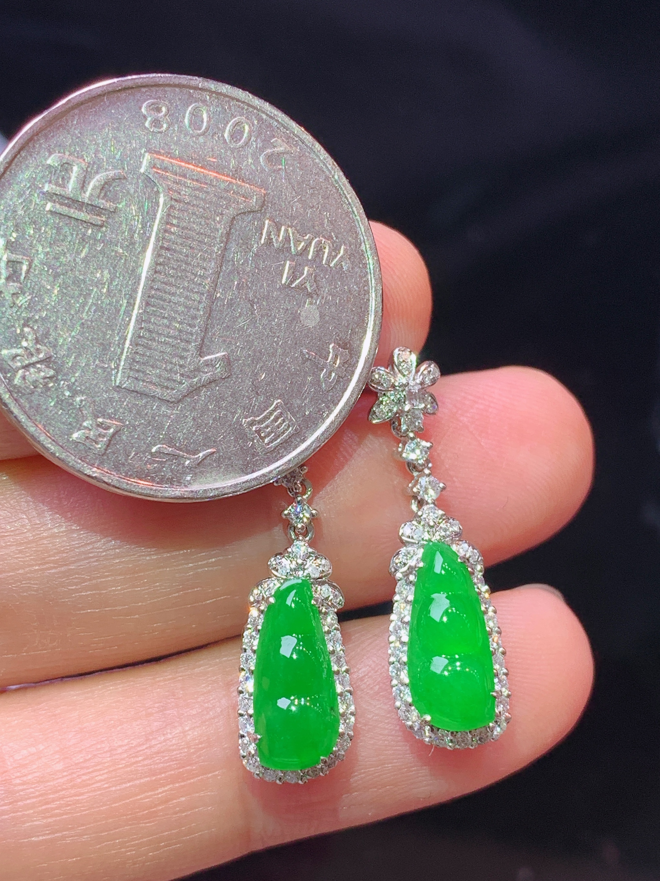 18k金钻镶嵌满绿四季豆耳坠 玉质细腻 色泽艳丽清新 水润亮眼 整体尺寸25*7*6m3