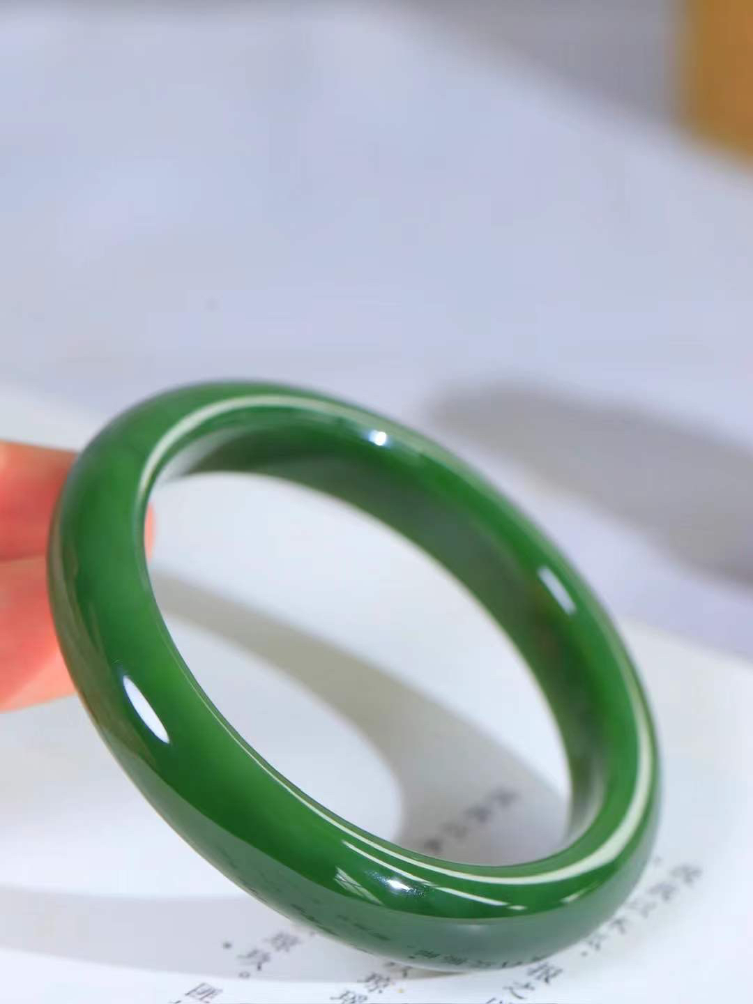 【碧波流转·手镯】

精品️和田玉碧玉手镯，玉质，细腻温润，手感舒适，️线条流畅，简约大气，美自天成，佩戴于腕间，婉约之美，举手投足间透出那份低调奢华，醉人心扉。
重50.5克 内径圈口56mm尺寸11.8-8.2mm  FDA-1340208