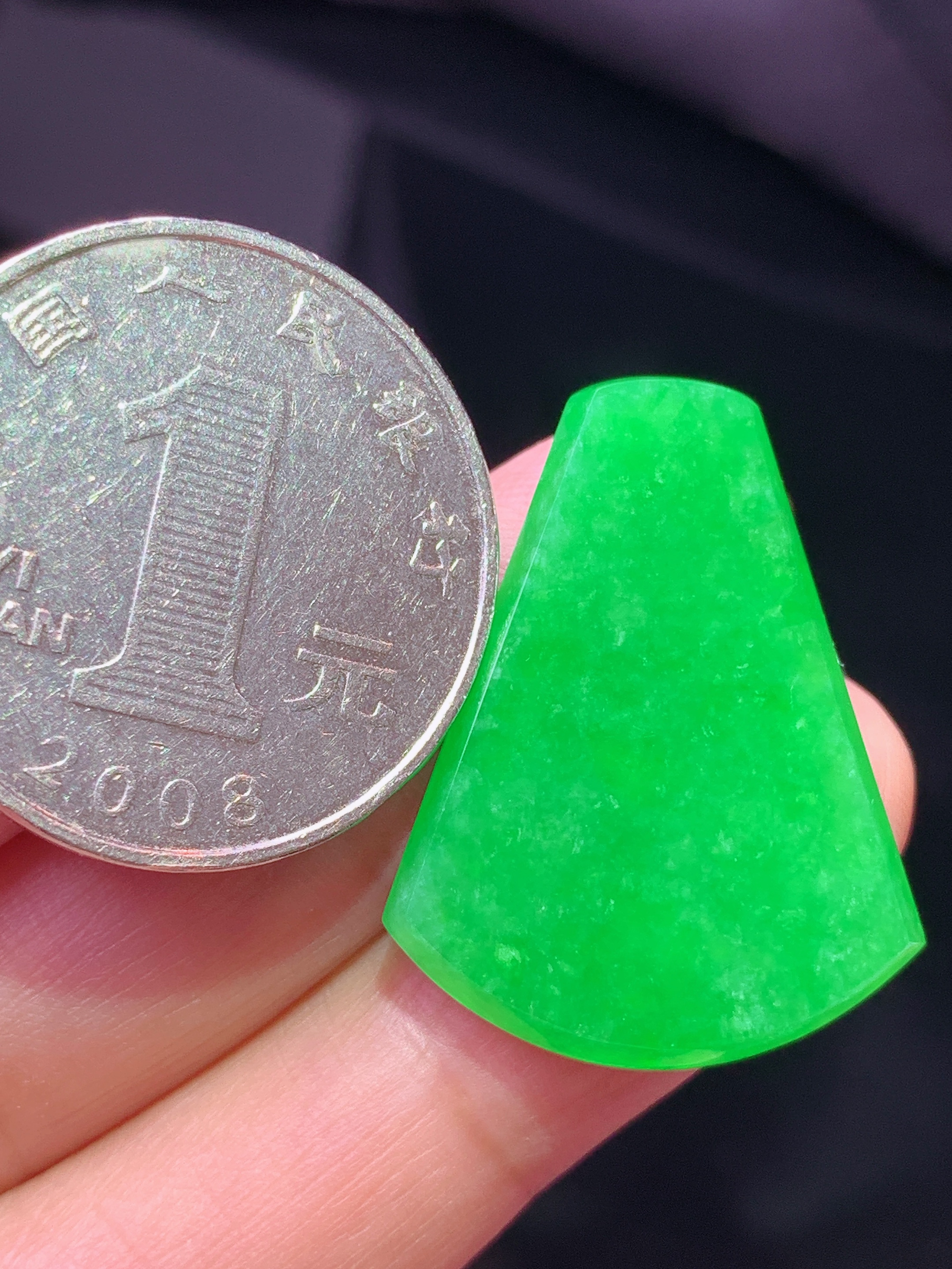 镶嵌款 翠绿无事牌吊坠 玉质细腻 色泽艳丽清新 水润亮眼 整体尺寸28*21.6*2.5m2