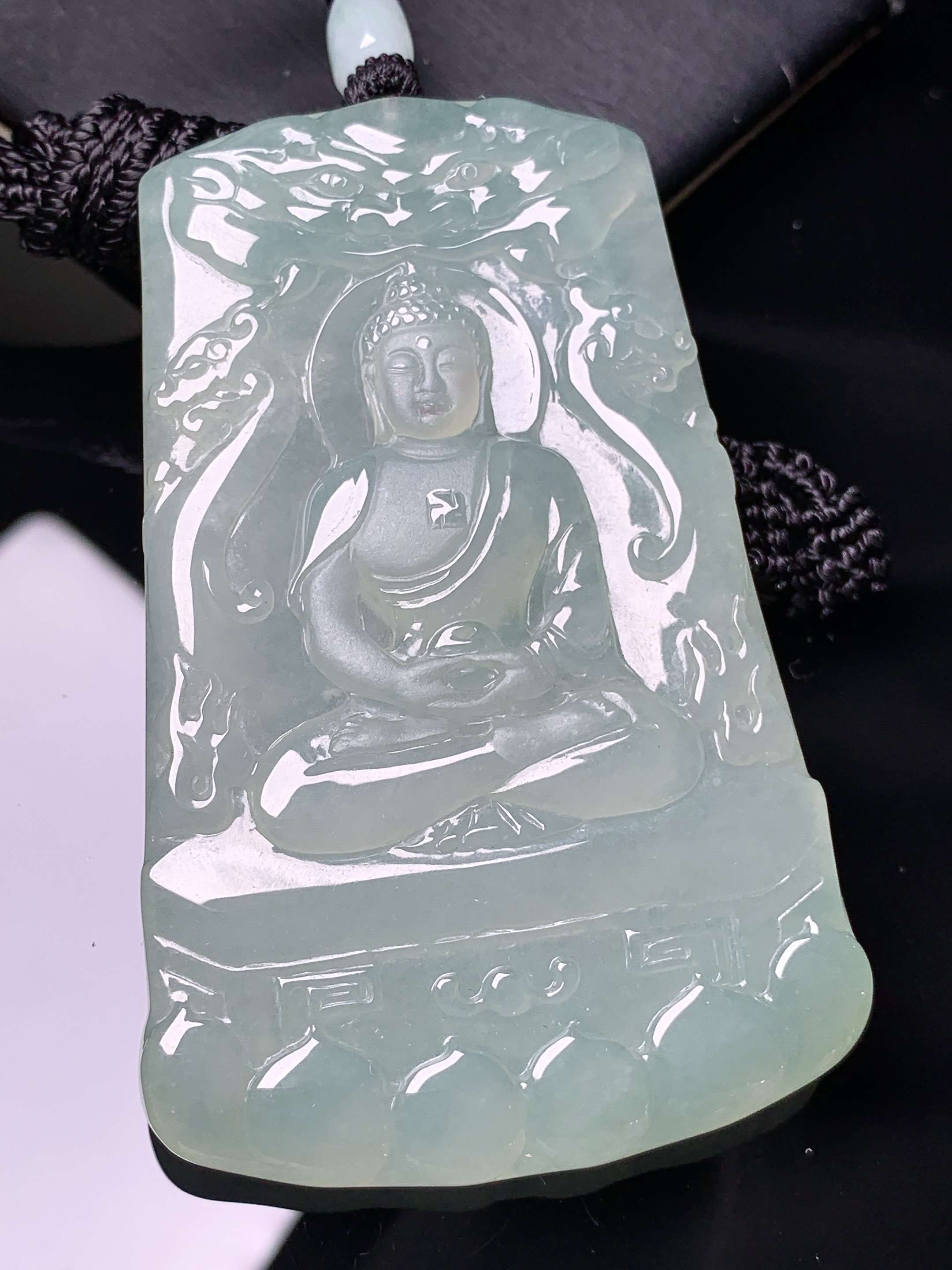 冰种大日如来佛祖吊坠 玉质细腻 色泽艳丽清新 水润亮眼 整体尺寸67.5*44.2*5.8L1