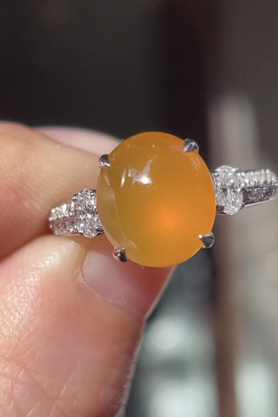 冰蜜糖色戒指
饱满，通透水润，玉质细腻，翠色鲜艳，18k金奢华钻石镶嵌️