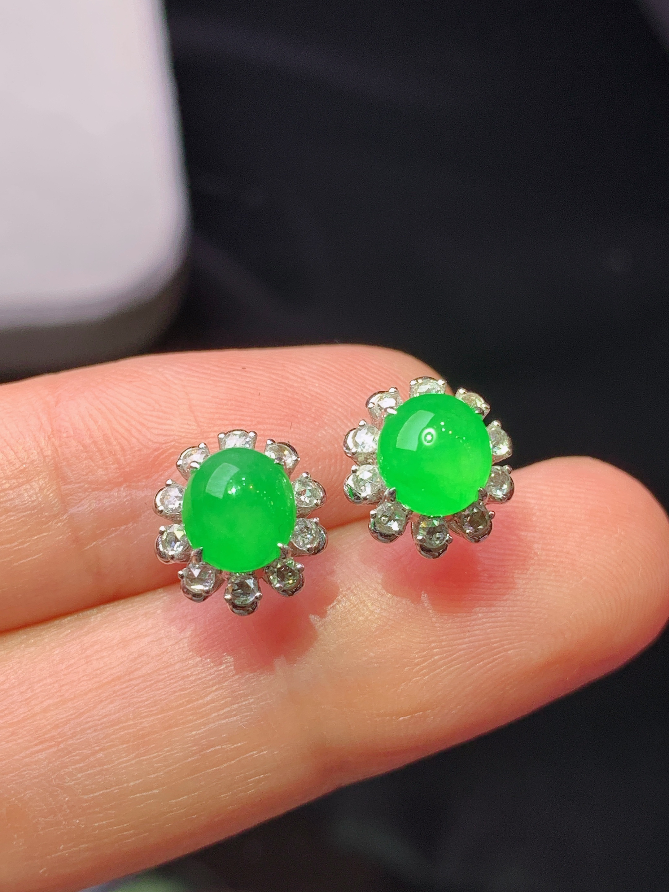 18k金钻镶嵌满绿蛋面耳钉 玉质细腻 色泽艳丽清新 水润亮眼 整体尺寸10*9.5*7b2