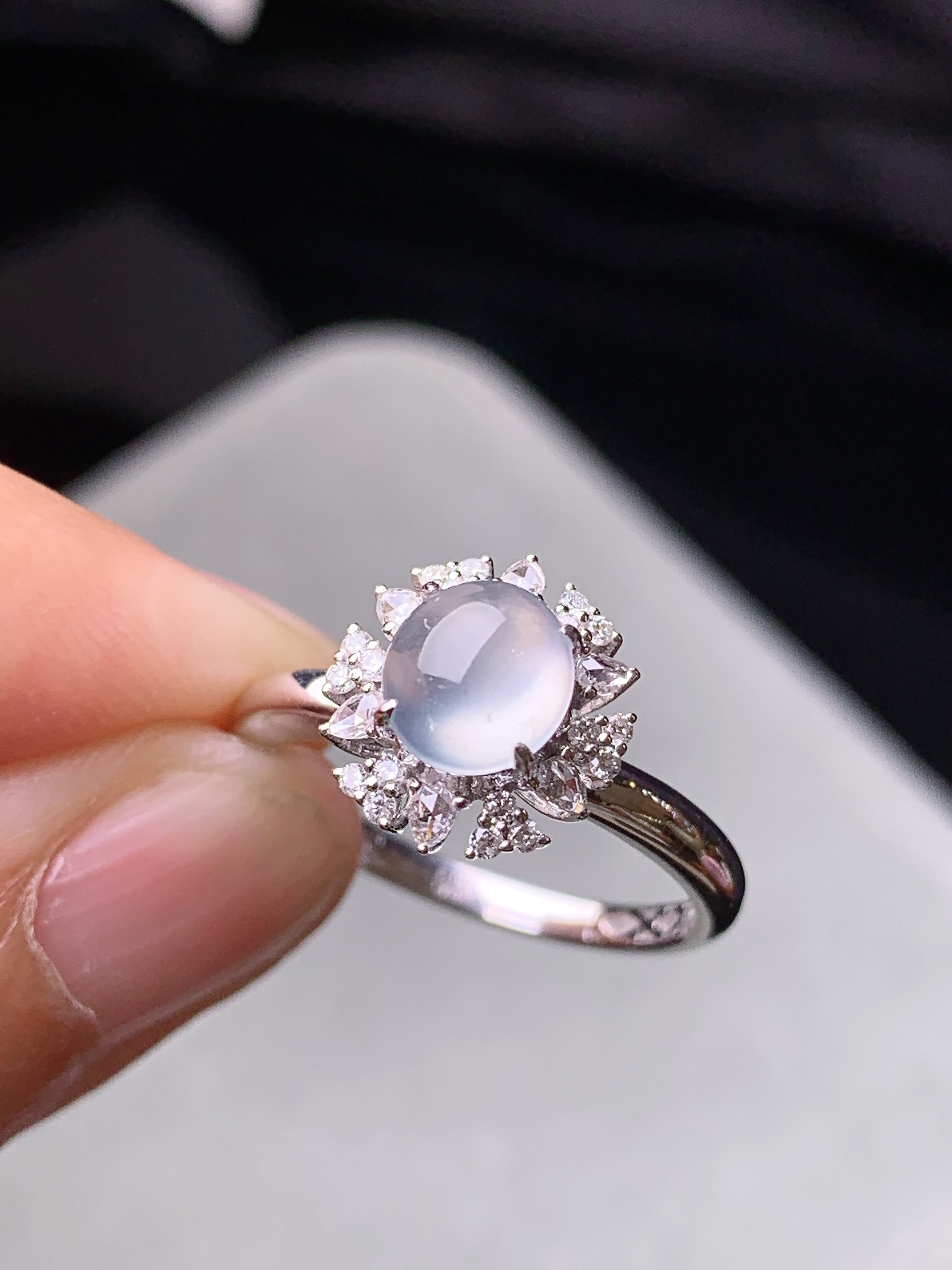 18k金钻镶嵌冰种蛋面戒指 玉质细腻 色泽艳丽清新 水润亮眼 圈口14 整体尺寸11*10.2*8.8m3