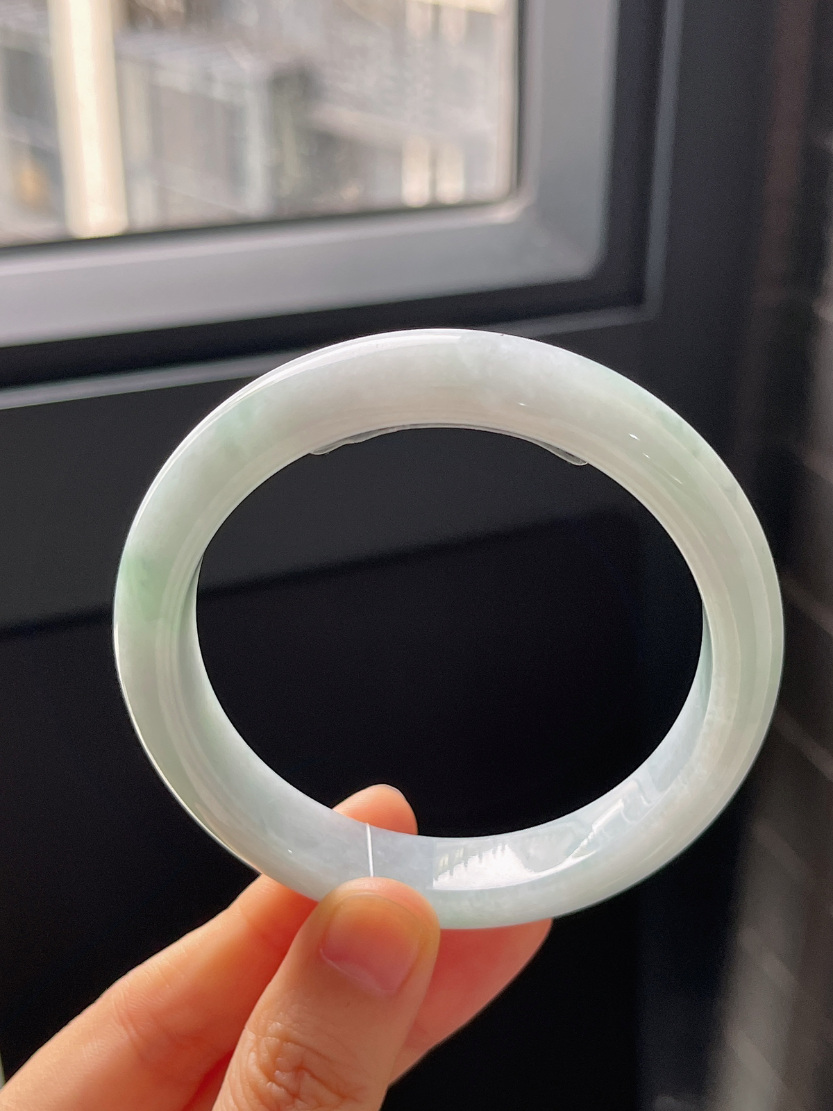 正圈57.8圈口，翡翠糯化种浅绿色手镯