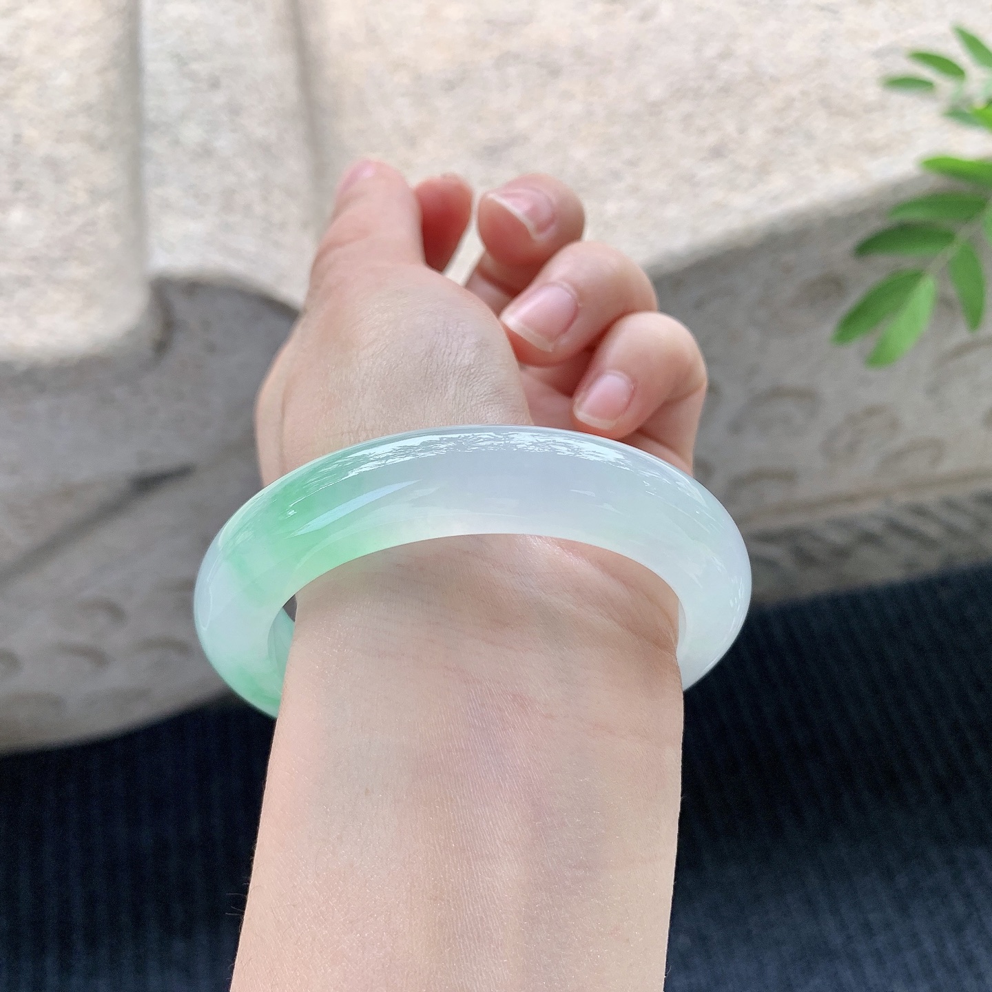 正圈53 54【圈口】54.2/11.6/9.5【】喜询【编码】G6120512【描述】冰飘绿，清透，水润，种老，细腻，打灯有絮线