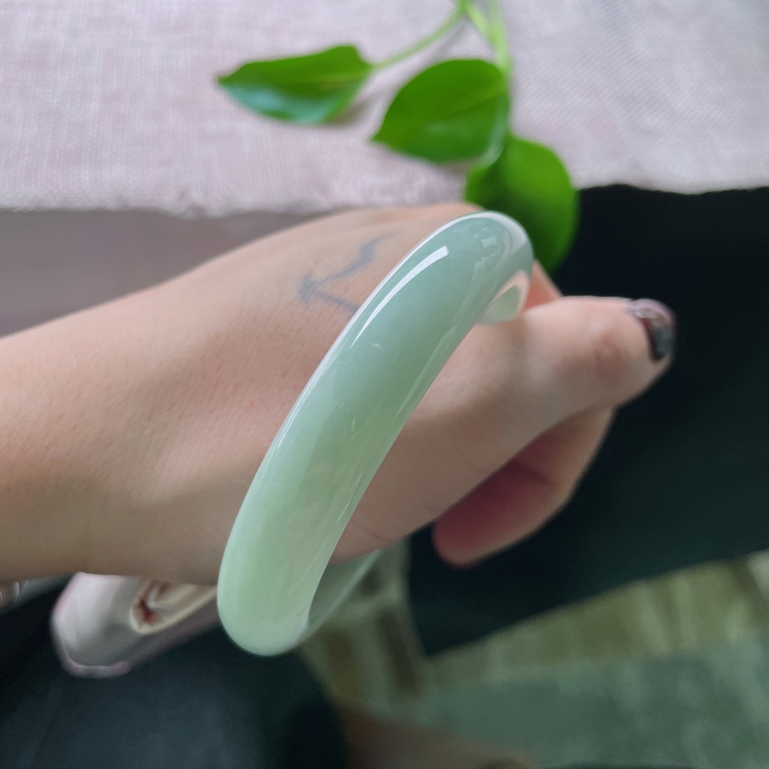 54/11.4/7.5，淡绿底正圈，水润细腻，种老，淡绿为宣，光陰作画。一点皮纹，ss47948a