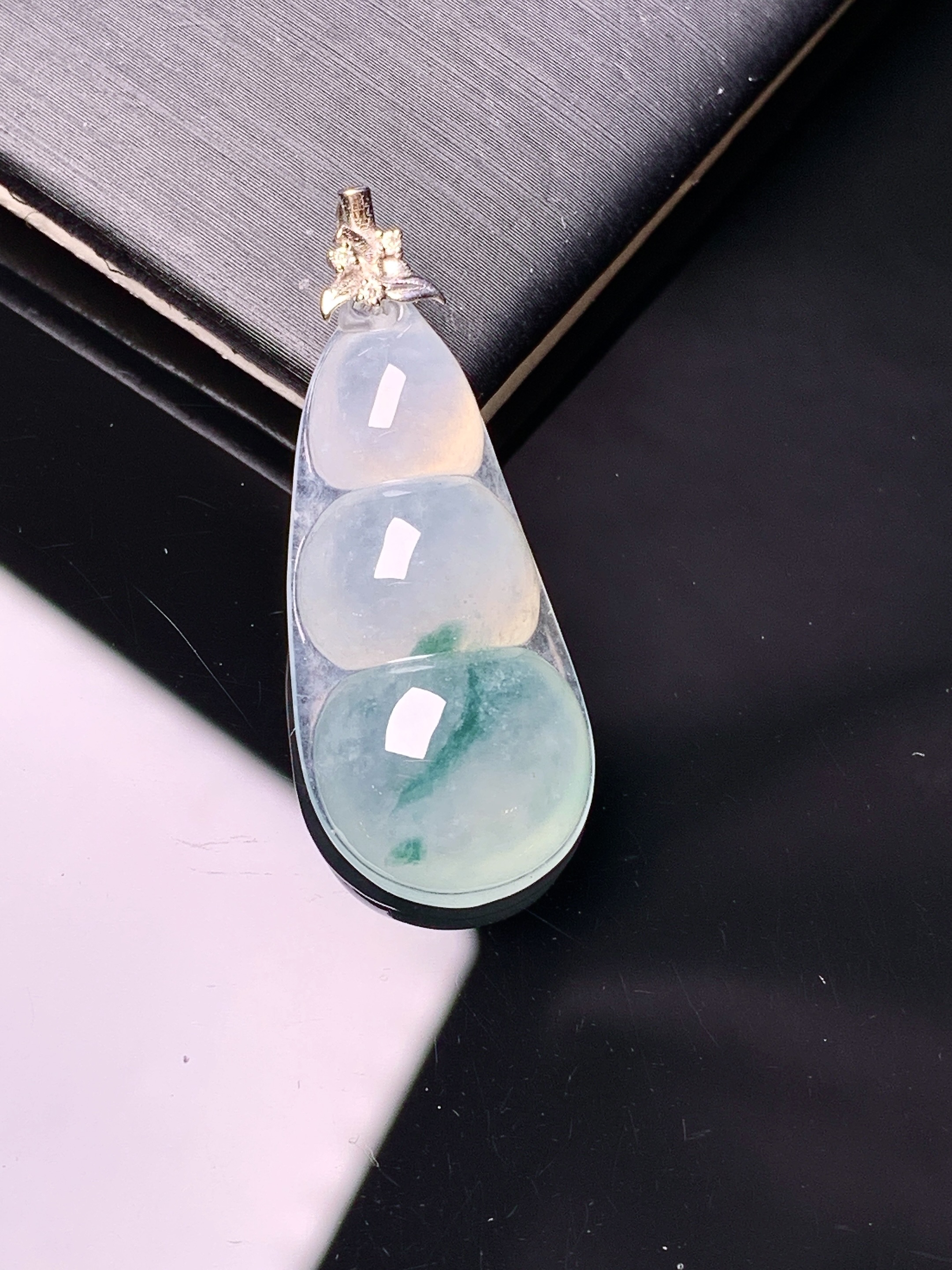 18k金钻镶嵌飘绿四季豆吊坠 玉质细腻 色泽艳丽清新 水润亮眼 整体尺寸33.6*13.5*7m1