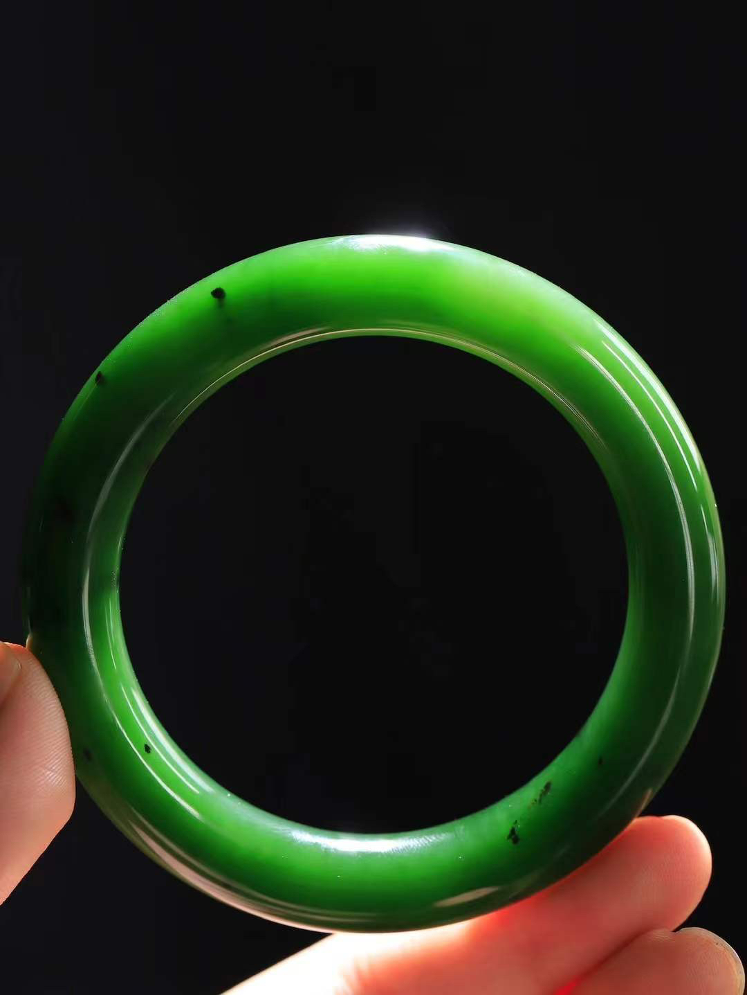 【碧波流转·手镯】

收藏级臻品️和田玉碧玉圆条手镯，玉质细腻温润，手感舒适，️线条流畅，简约大气，美自天成，佩戴于腕间，婉约之美，举手投足间透出那份低调奢华，醉人心扉。
重75.8克 内径圈口61mm  尺寸11.7-12mm  FDT-1140533