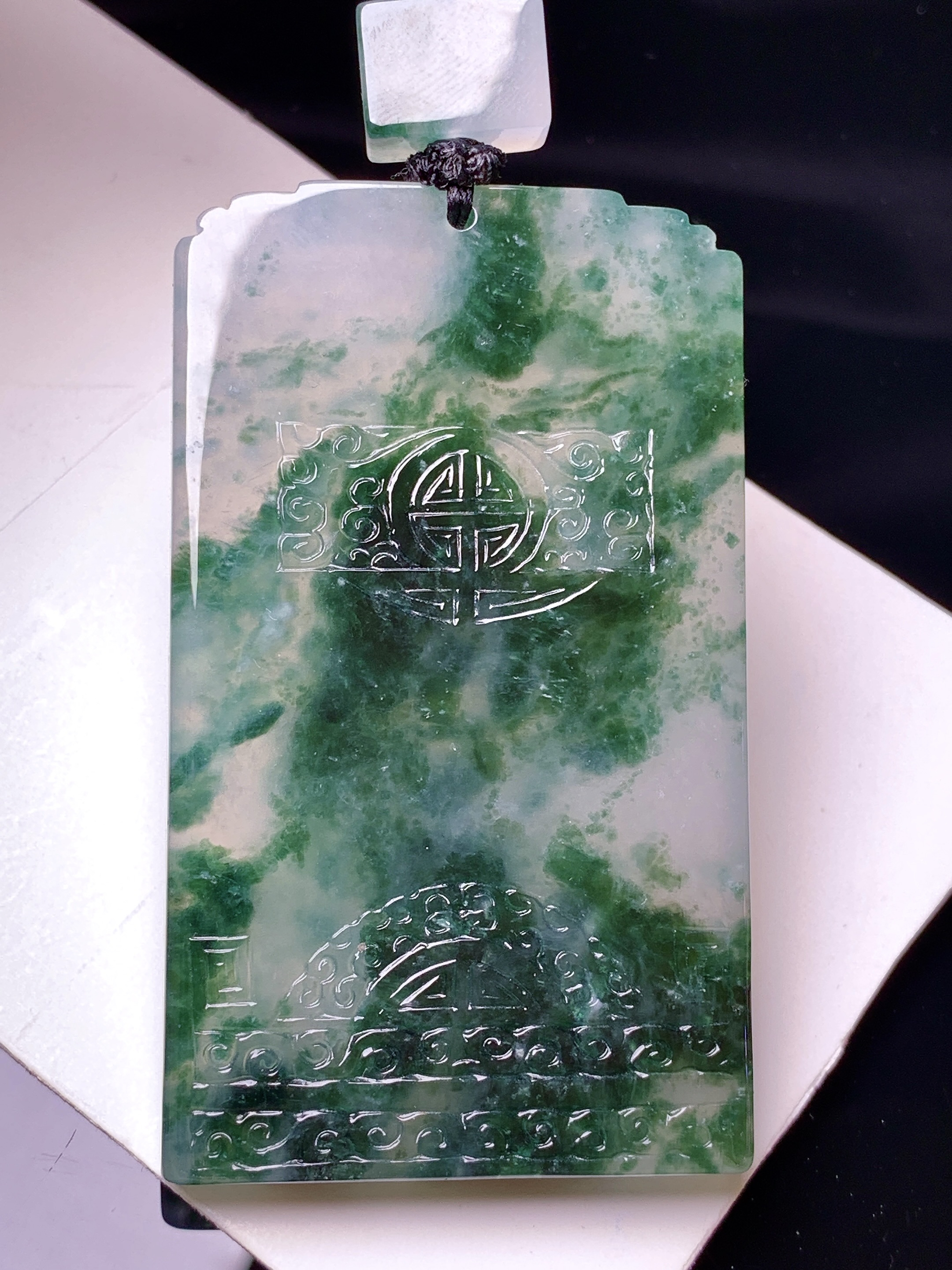 飘绿无事牌吊坠 玉质细腻 色泽艳丽清新 水润亮眼 整体尺寸61.6*36*5.7L1