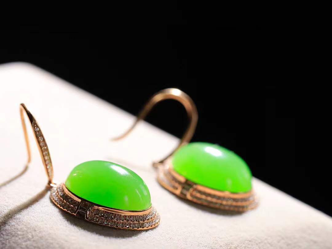 【金镶玉.耳坠】

精品和田玉碧玉镶嵌18k金.耳坠，金玉良缘 耳畔生辉，以和田温玉镌刻东方雅韵，金丝勾勒璀璨光华。金玉相嵌，寓意福泽绵长、情缘永固。佩戴间，既有玉的从容气度，又蕴金的尊贵风雅。耳畔摇曳生姿，点亮东方美学的含蓄与奢华。时光流转，唯爱恒久如金，初心温润似玉。总重6.7克 裸石尺寸取一16-12mm 5540500A