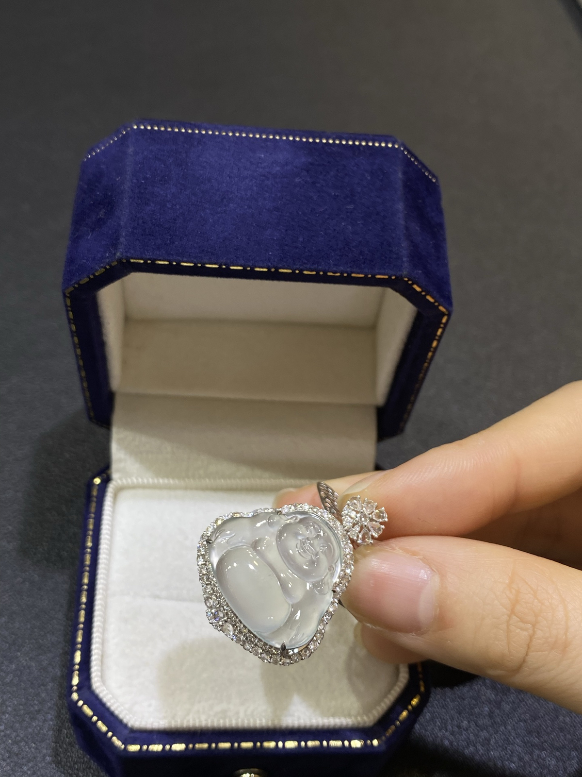 18Ｋ茅台白玻璃种起钢佛公吊坠
整体30.6/23.9/12.7
裸石18/20.5/3