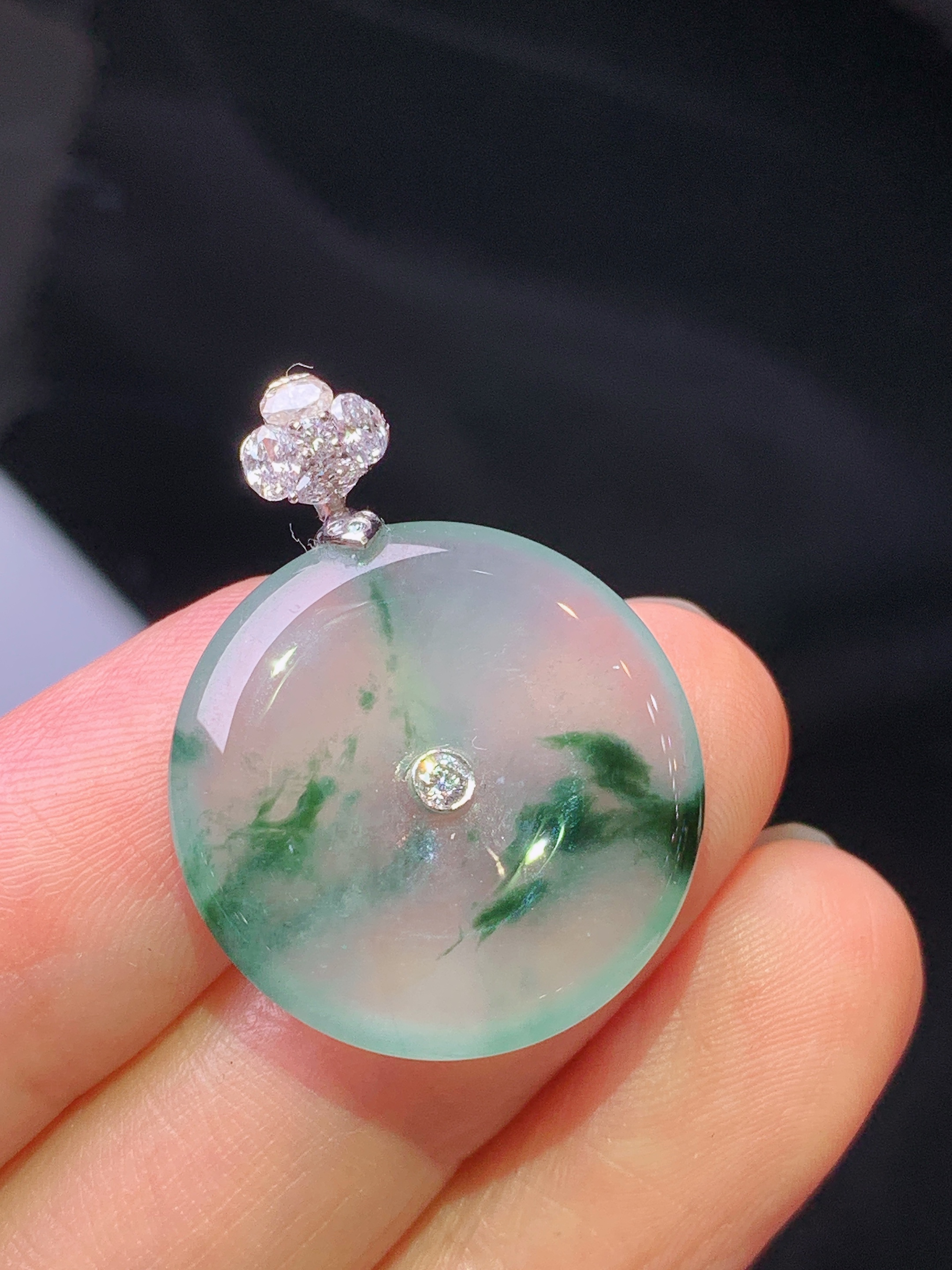 18k金钻镶嵌冰种飘绿平安扣吊坠 玉质细腻 色泽艳丽清新 水润亮眼 整体尺寸28*21.3*4.2c