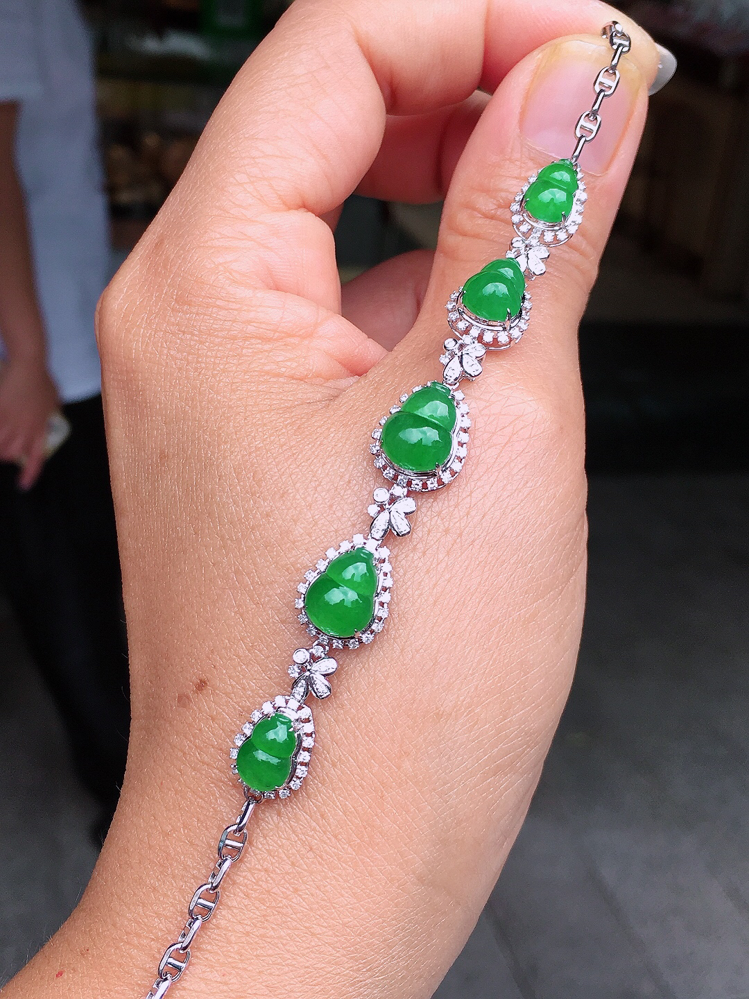 阳绿葫芦手链，色泽均匀艳丽，玉质细腻，荧光感超
强，饱满圆润，尽显优雅气质，18k
金豪华镶嵌