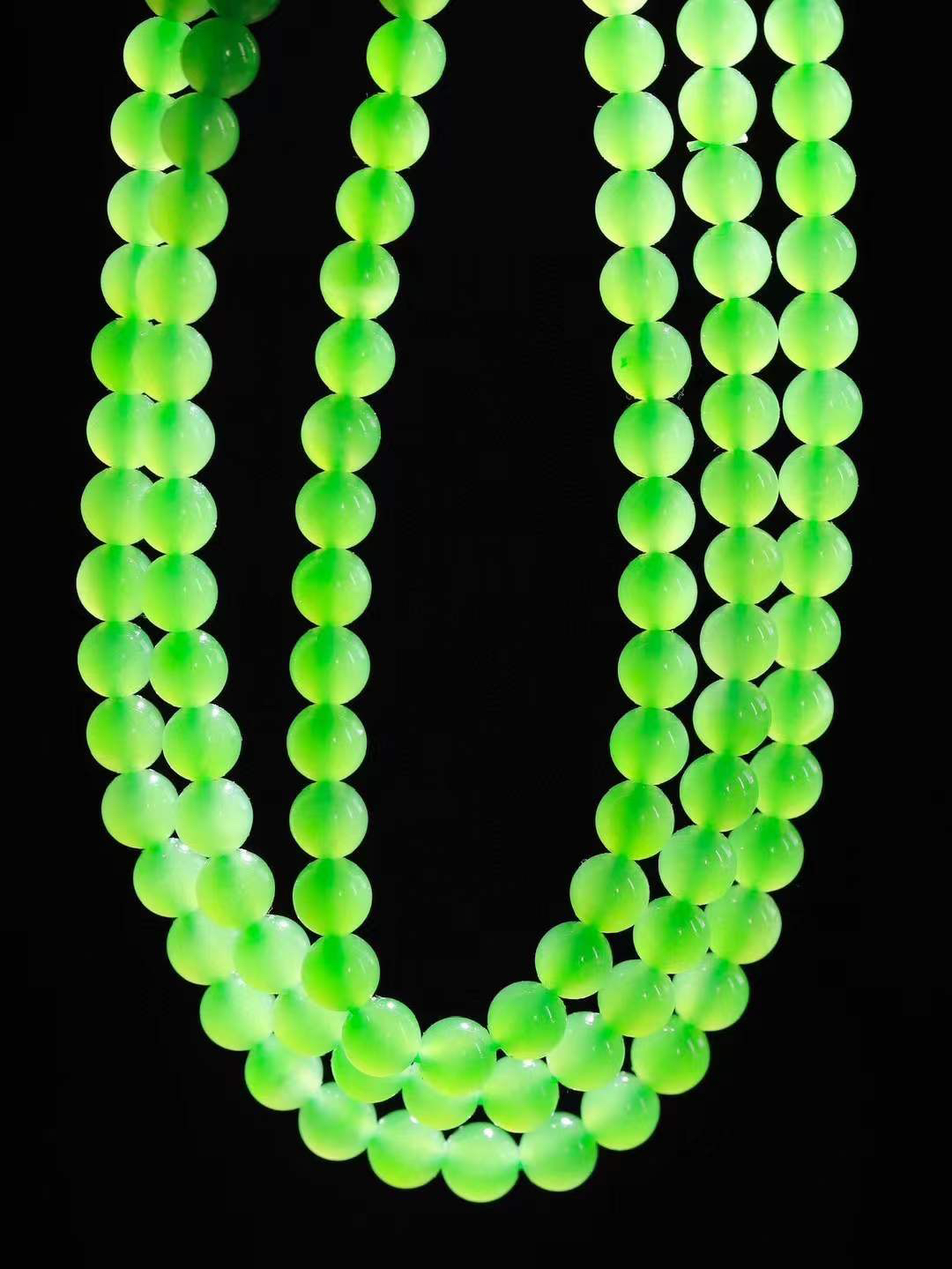 【珠圆玉润.项链】

精品和田玉碧玉珠圆玉润项链，暖黄如蜜，象征“金玉满堂”的富贵与温润谦和的品性；项链承载断除百八烦恼的祈愿，亦合四时流转之圆满，腕间颈间皆藏着人们对平安顺遂、福泽绵长的温柔期许。
重25.6克  尺寸取一4.9mm  4540599A