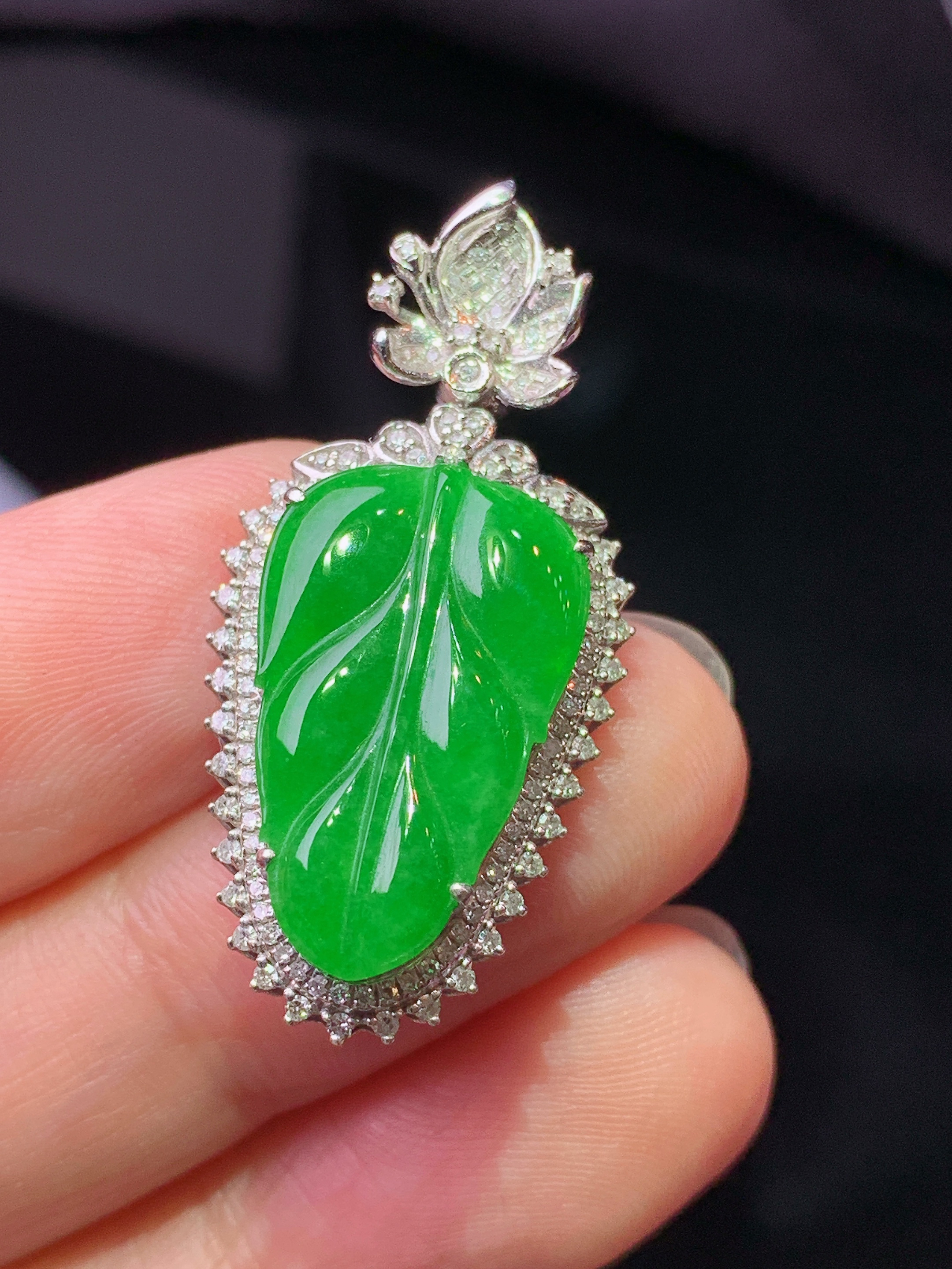 18k金钻镶嵌满绿树叶吊坠 玉质细腻 色泽艳丽清新 水润亮眼 整体尺寸32.7*16*7.6g2