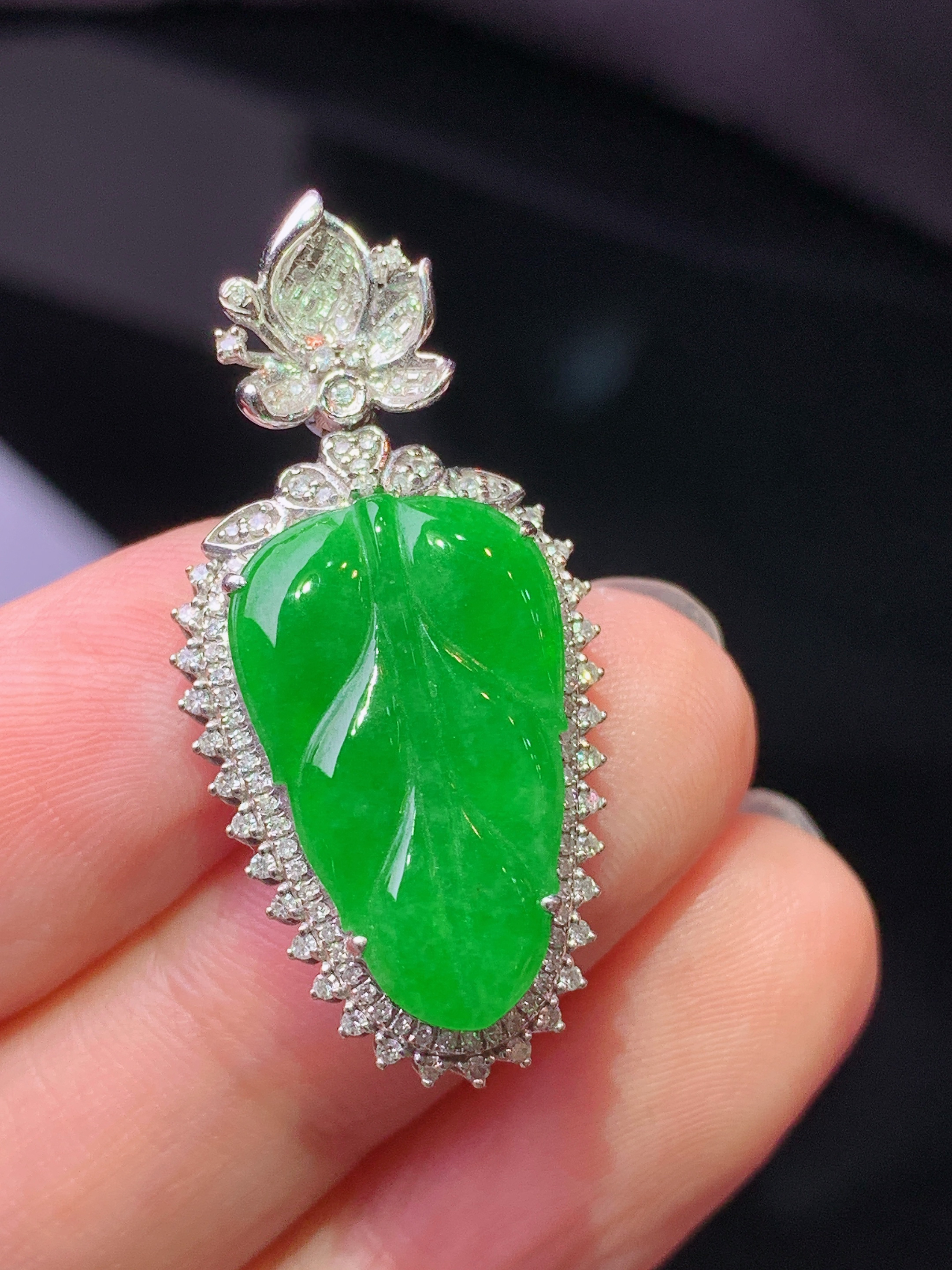 18k金钻镶嵌满绿树叶吊坠 玉质细腻 色泽艳丽清新 水润亮眼 整体尺寸32.7*16*7.6g2