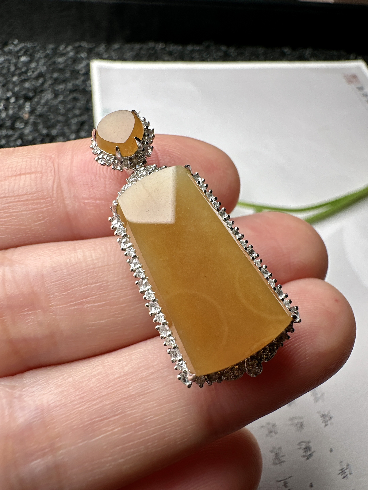 【冰种黄翡无事牌吊坠】质地细腻，冰润通透，晶莹闪亮。收藏品质，18k金钻镶嵌，裸石尺寸22.2*12