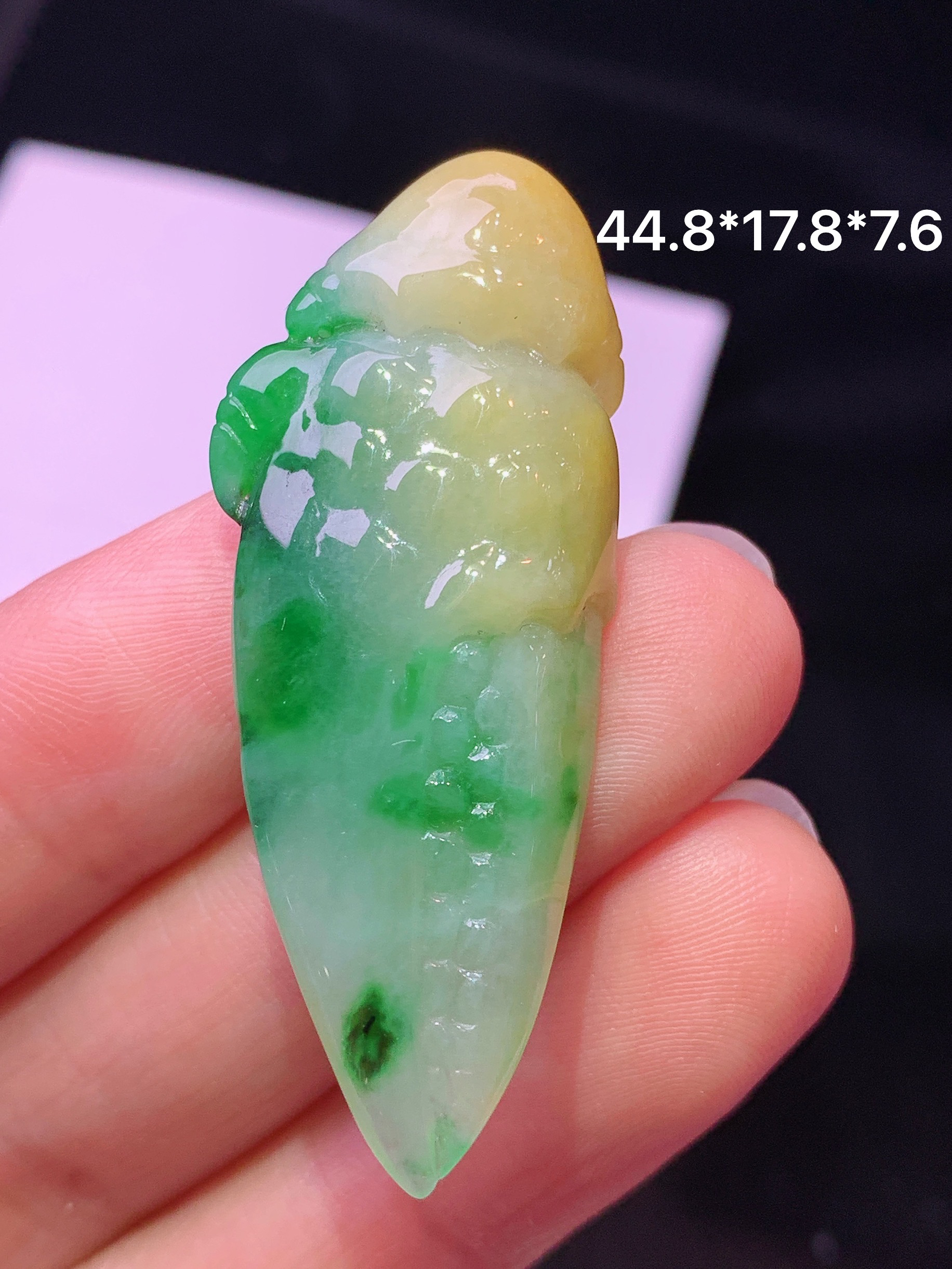 飘黄绿翡蟹钳吊坠 玉质细腻 色泽艳丽清新 水润亮眼 整体尺寸44.8*17.8*7.6w1