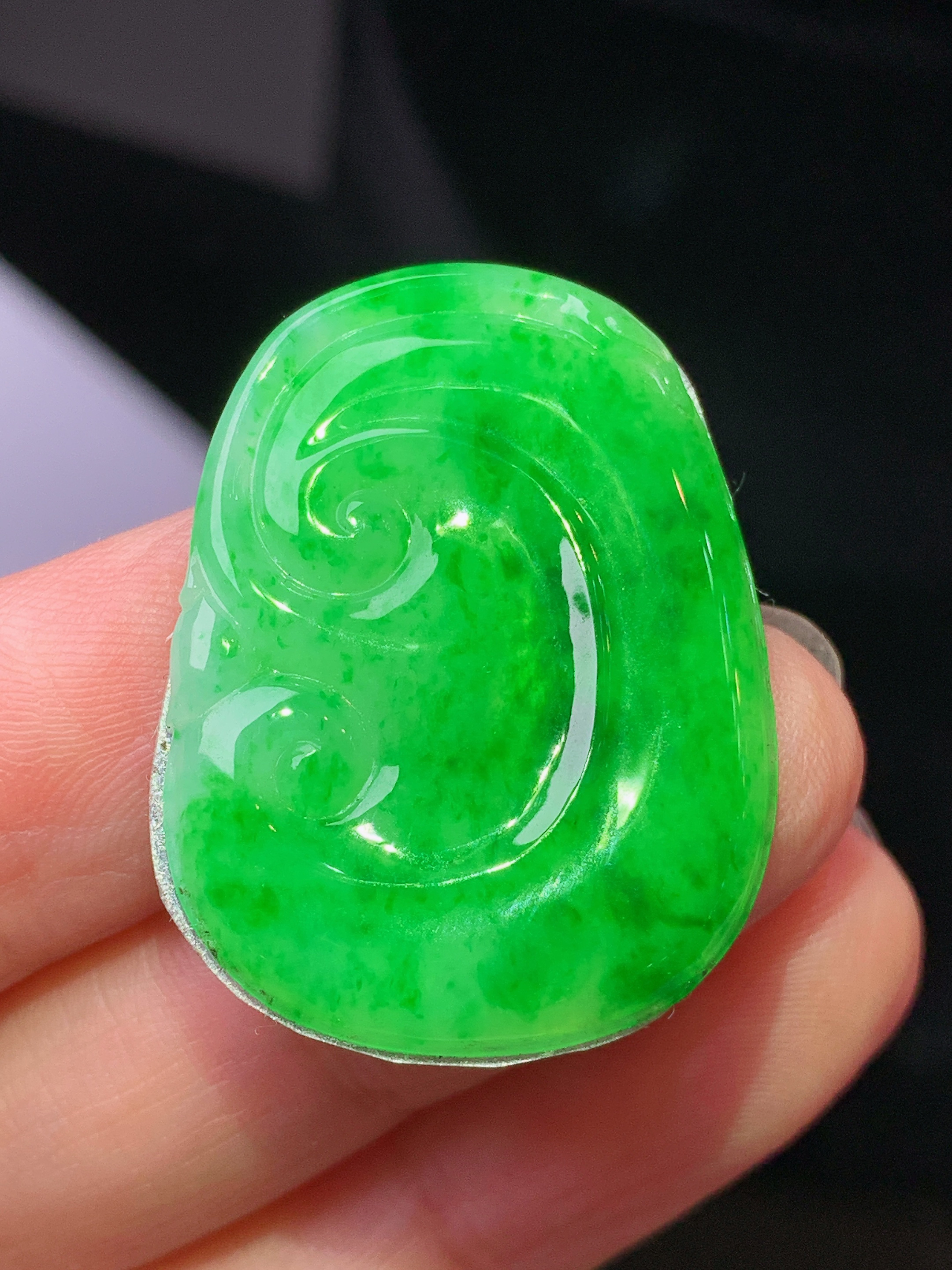 镶嵌款 翠绿如意吊坠 玉质细腻 色泽艳丽清新 水润亮眼 整体尺寸30.5*23*2.3m2