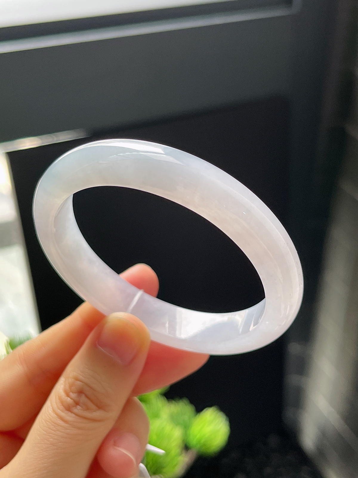 贵妃镯52.5圈口，翡翠冰糯种淡绿色手镯