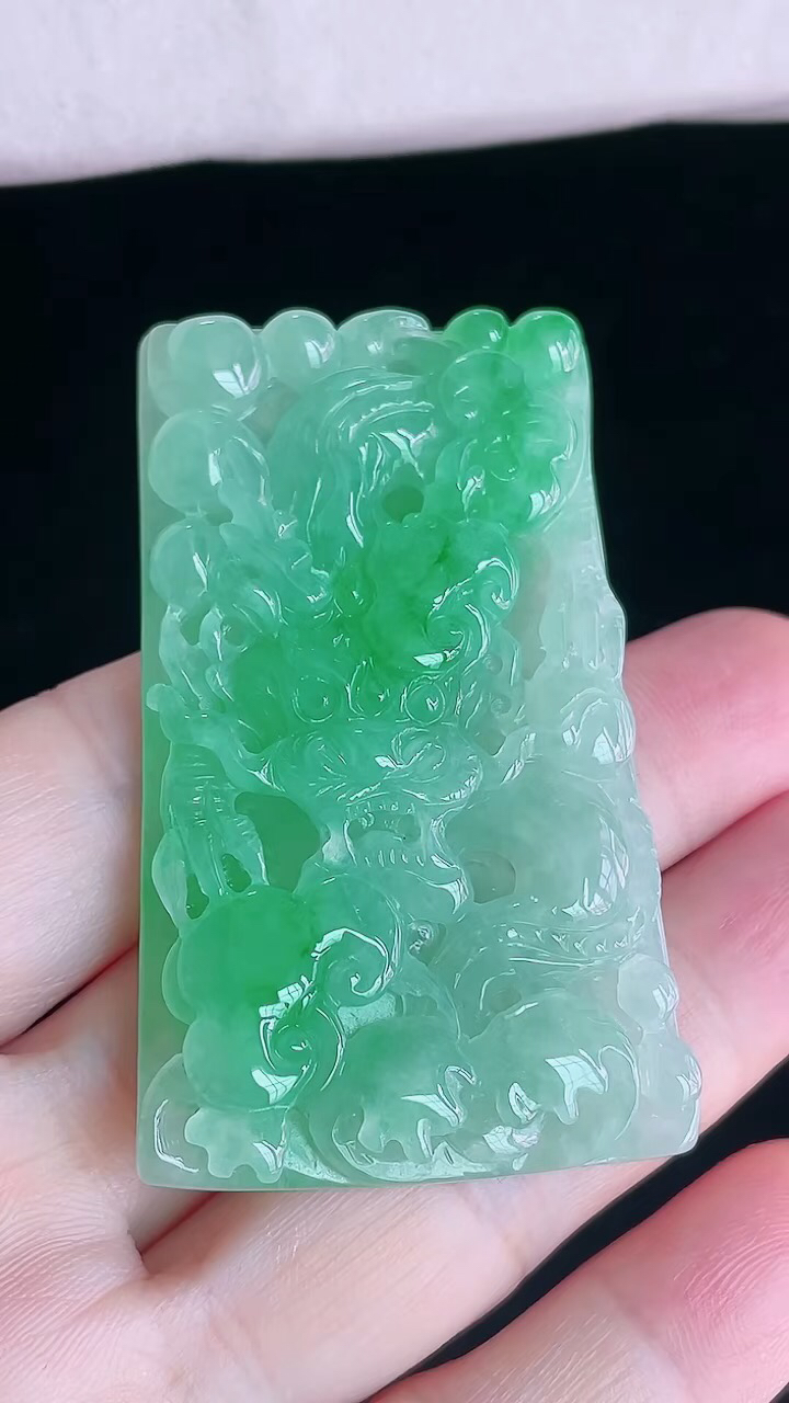 【翡翠名称】老坑种冰飘阳绿龙牌翡翠挂件
【翡翠尺寸】61.3/36/8.5mm
【翡翠描述】宝贝种老