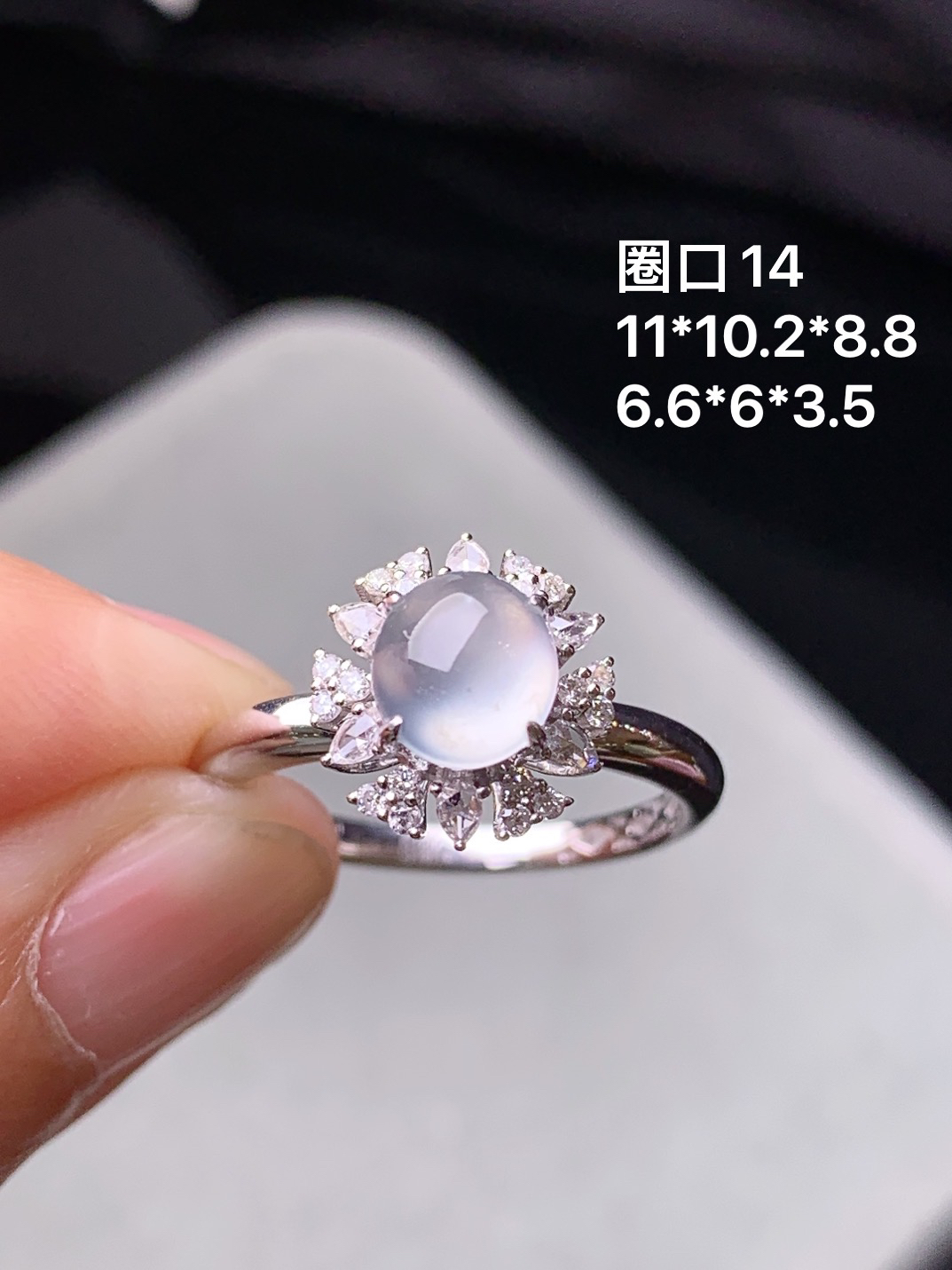 18k金钻镶嵌冰种蛋面戒指 玉质细腻 色泽艳丽清新 水润亮眼 圈口14 整体尺寸11*10.2*8.8m3